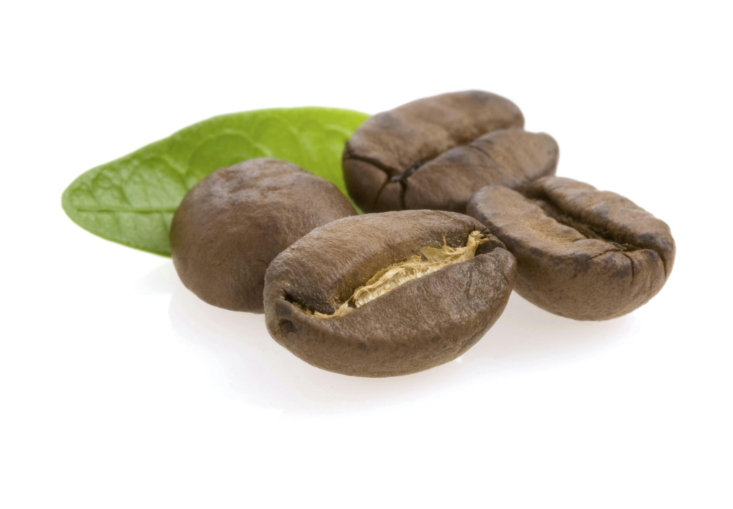 Kaffebønner på hvid baggrund.
