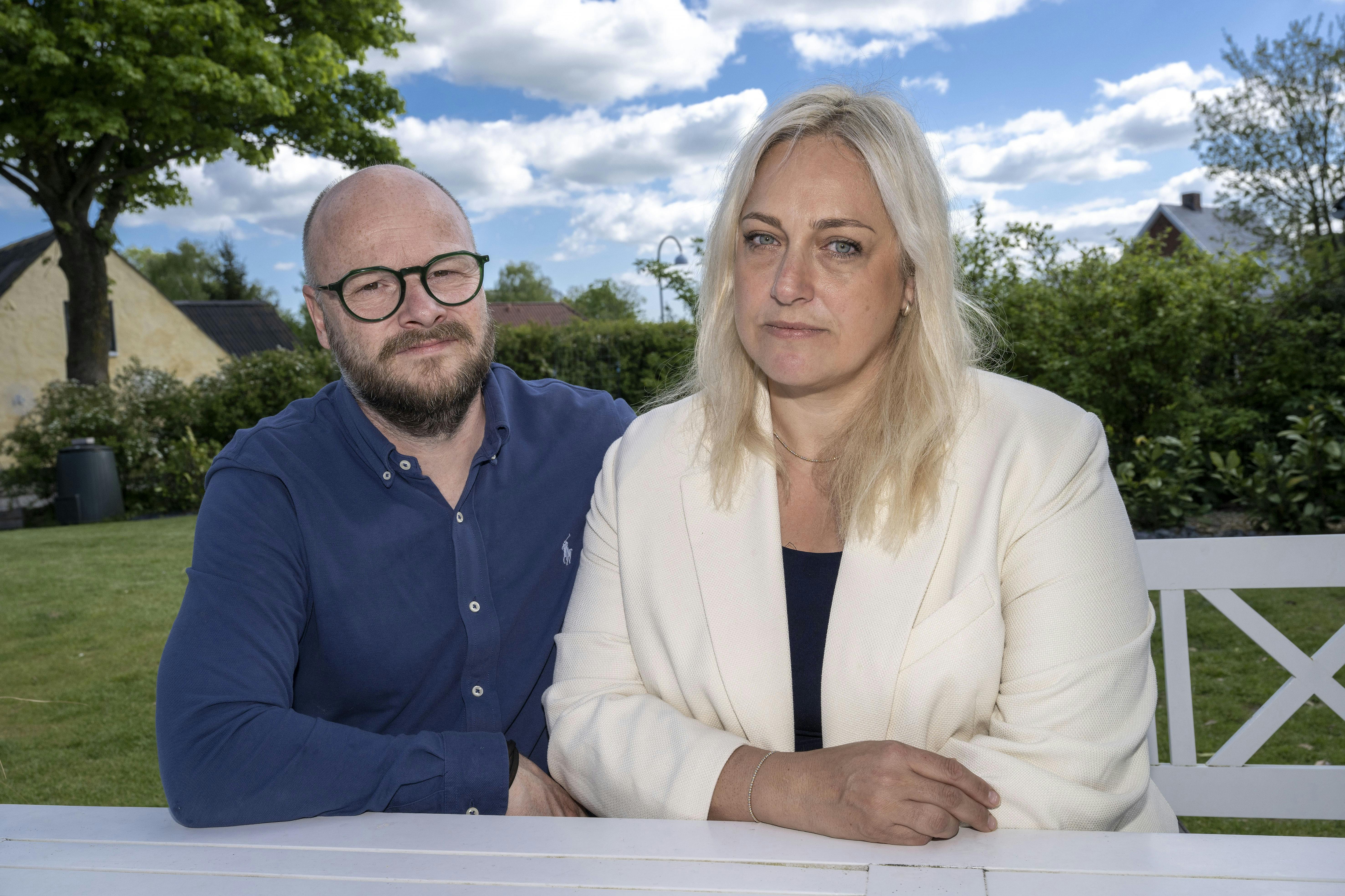Claus og Alexandra Wimmer-Aune der sidder ude i deres have ved deres havemøbler. 