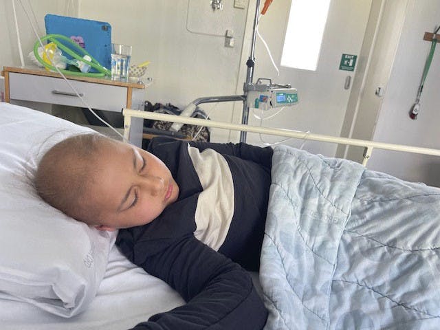 Alexander der ligger i en hospitalseng. 