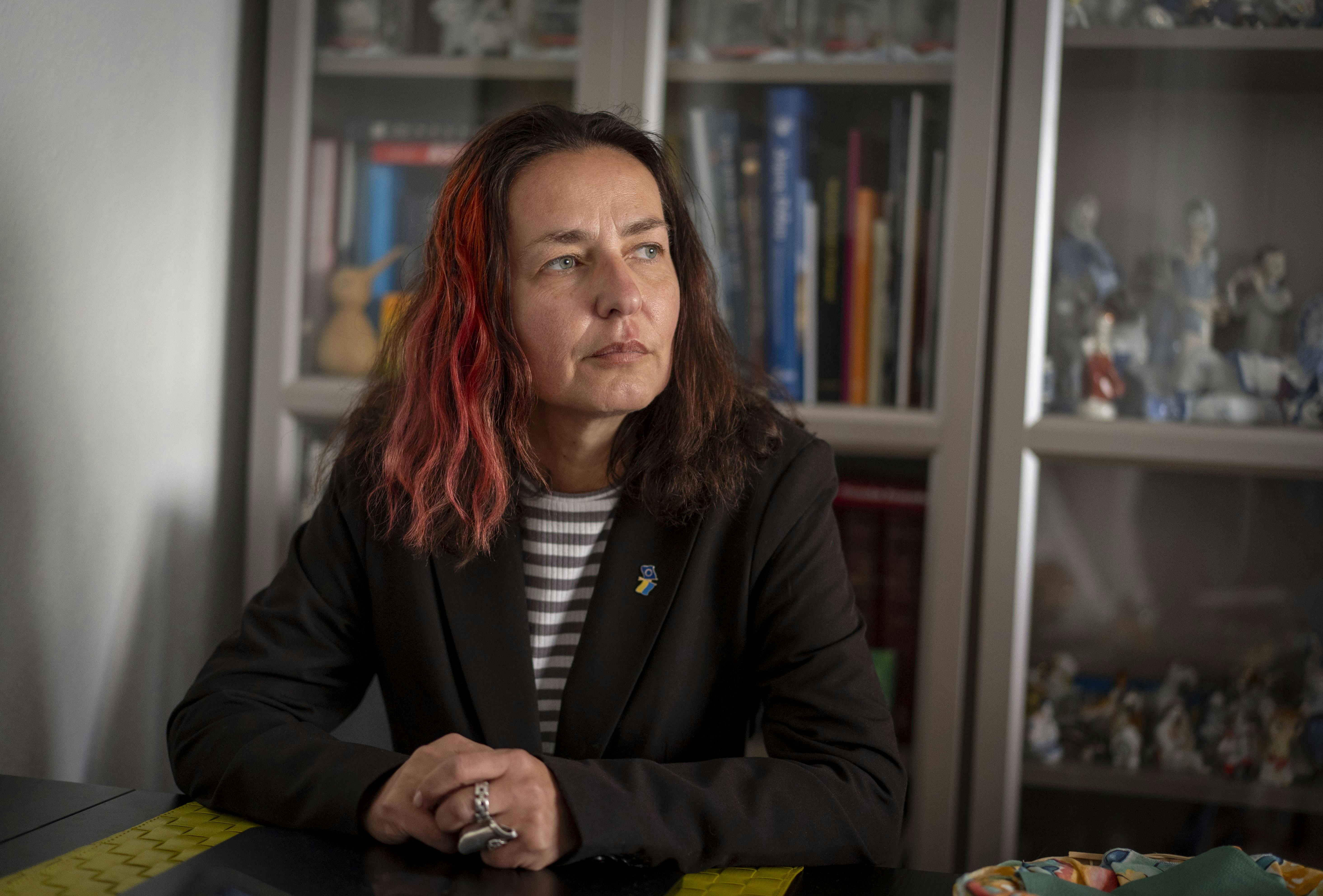 Helena Tomasson der sidder og kigger til den ene side.