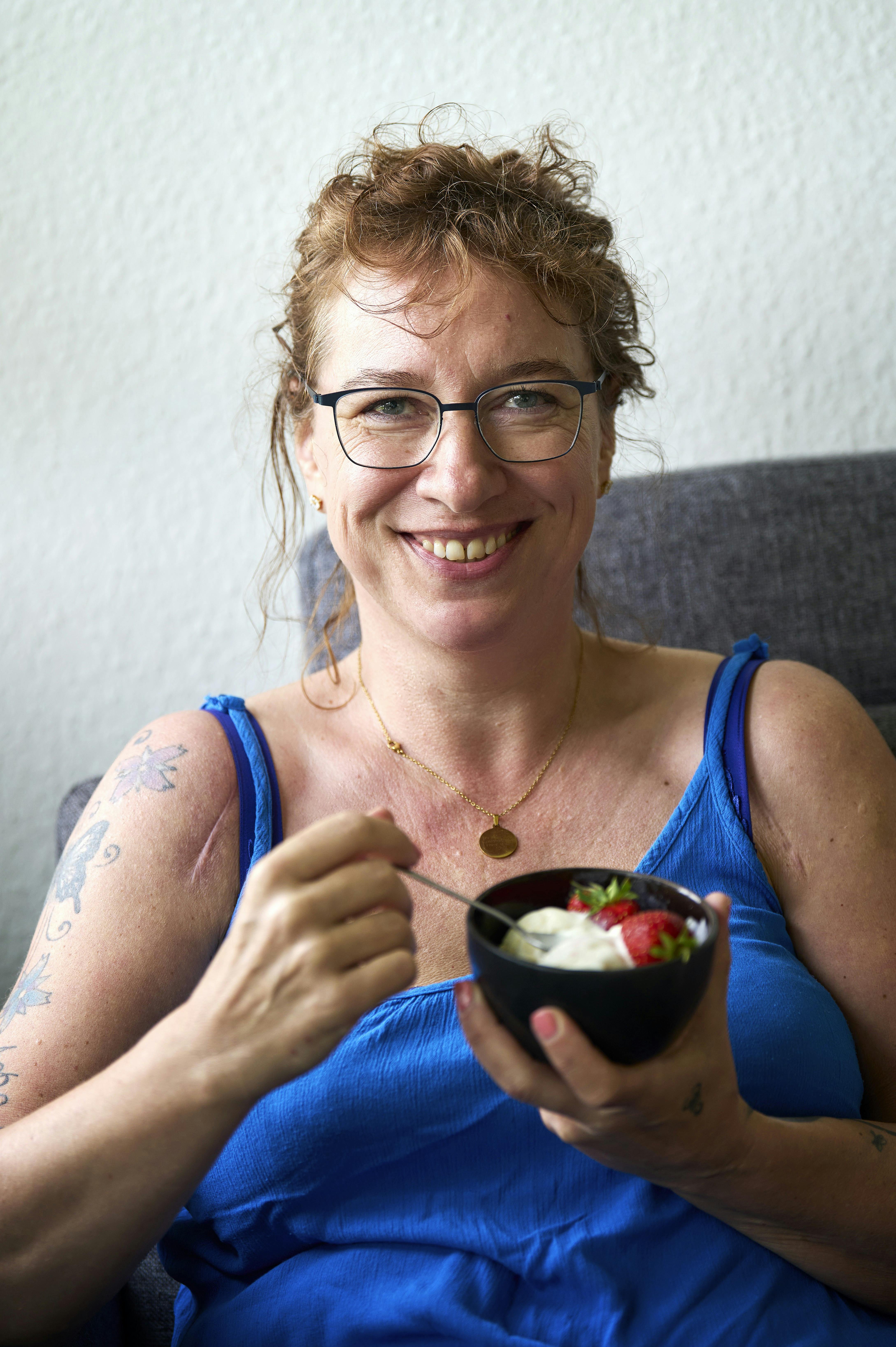 Bente Skorstensgaard, der har fulgt Ude og Hjemmes populære Is Kuren, spiser en skålfuld is toppet med jordbær.