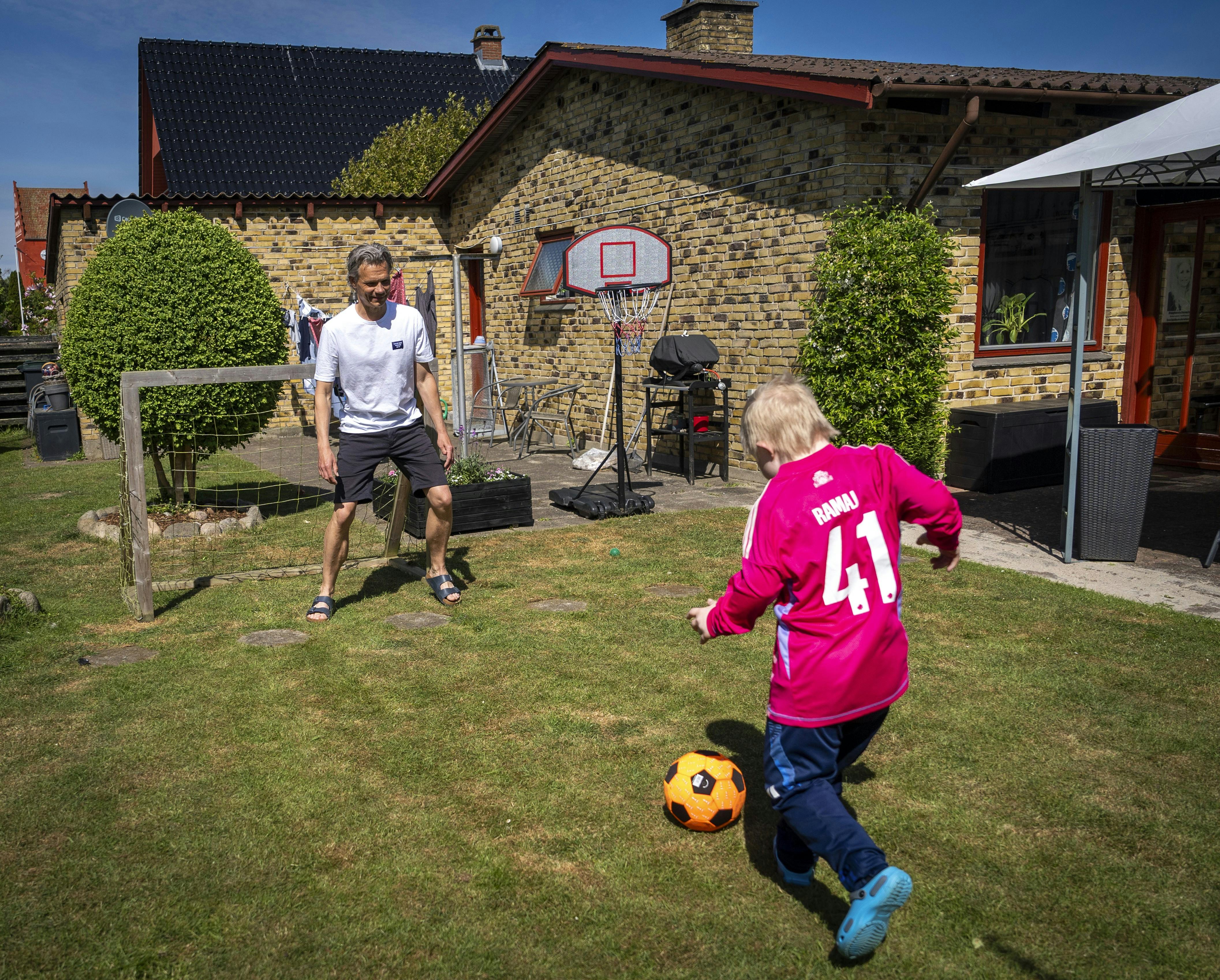 Malthe spiller fodbold.
