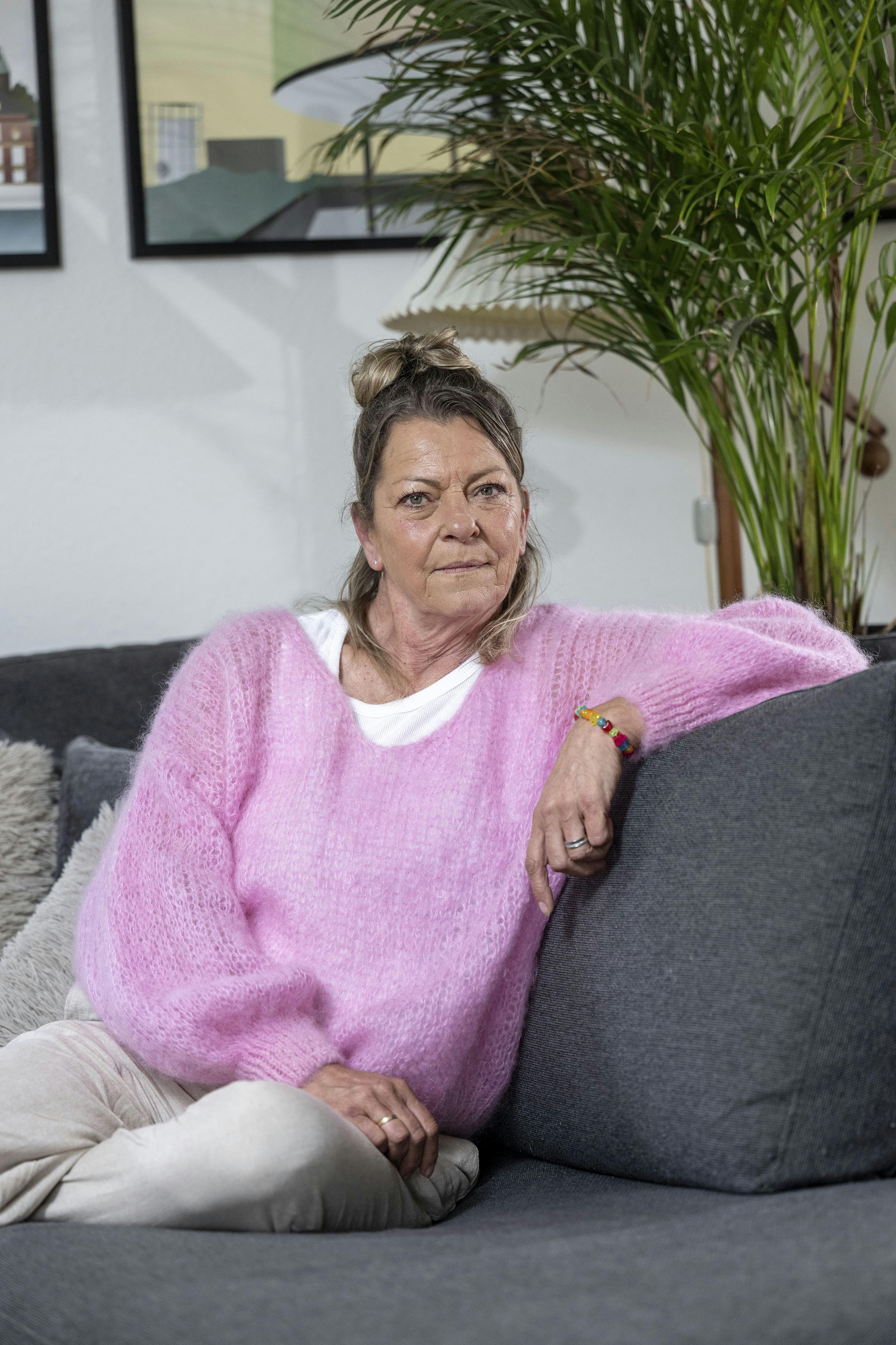 Majbritt Uhre der sidder i sin sofa. 