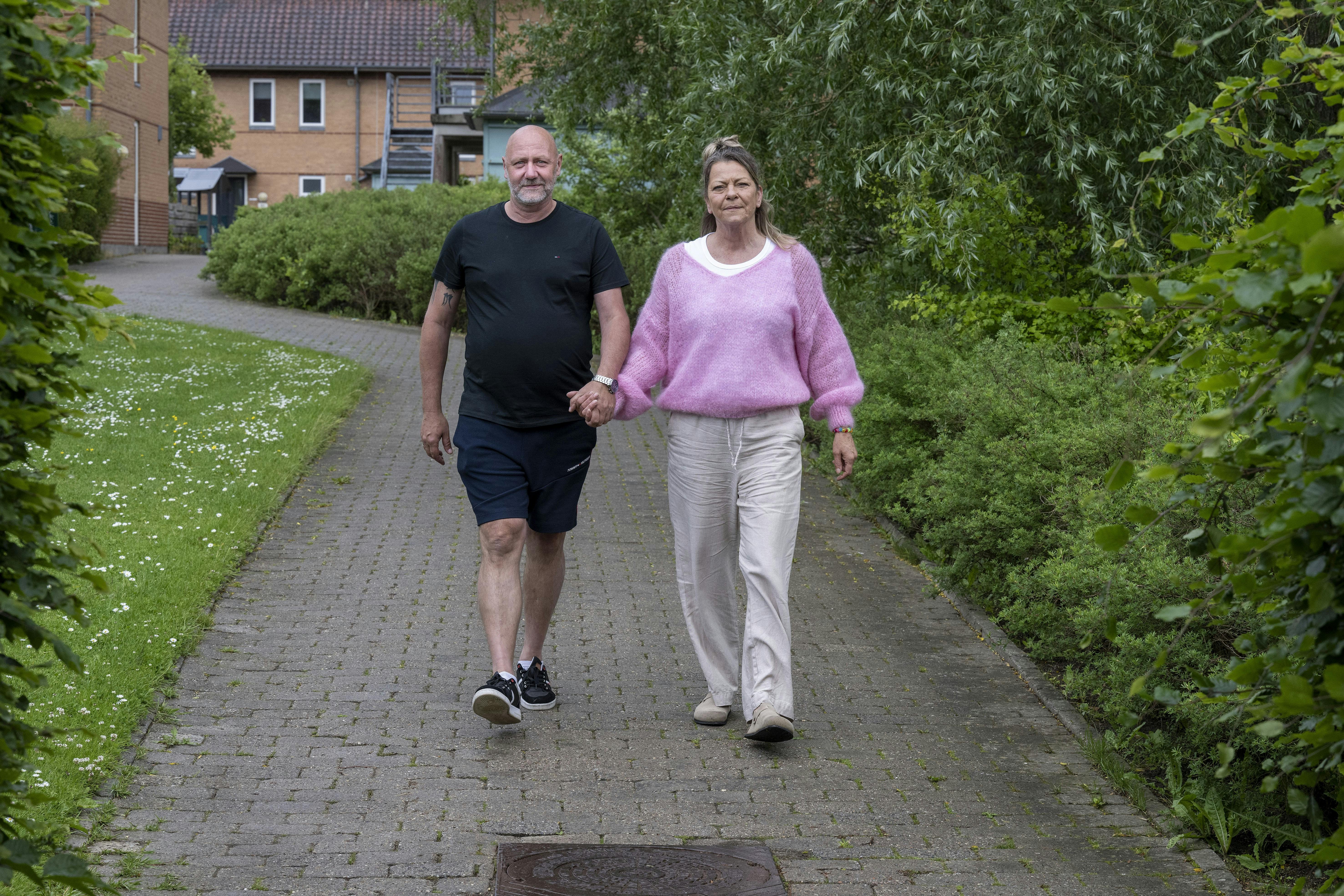 Majbritt Uhre, der går sammen med sin mand Kennet. 