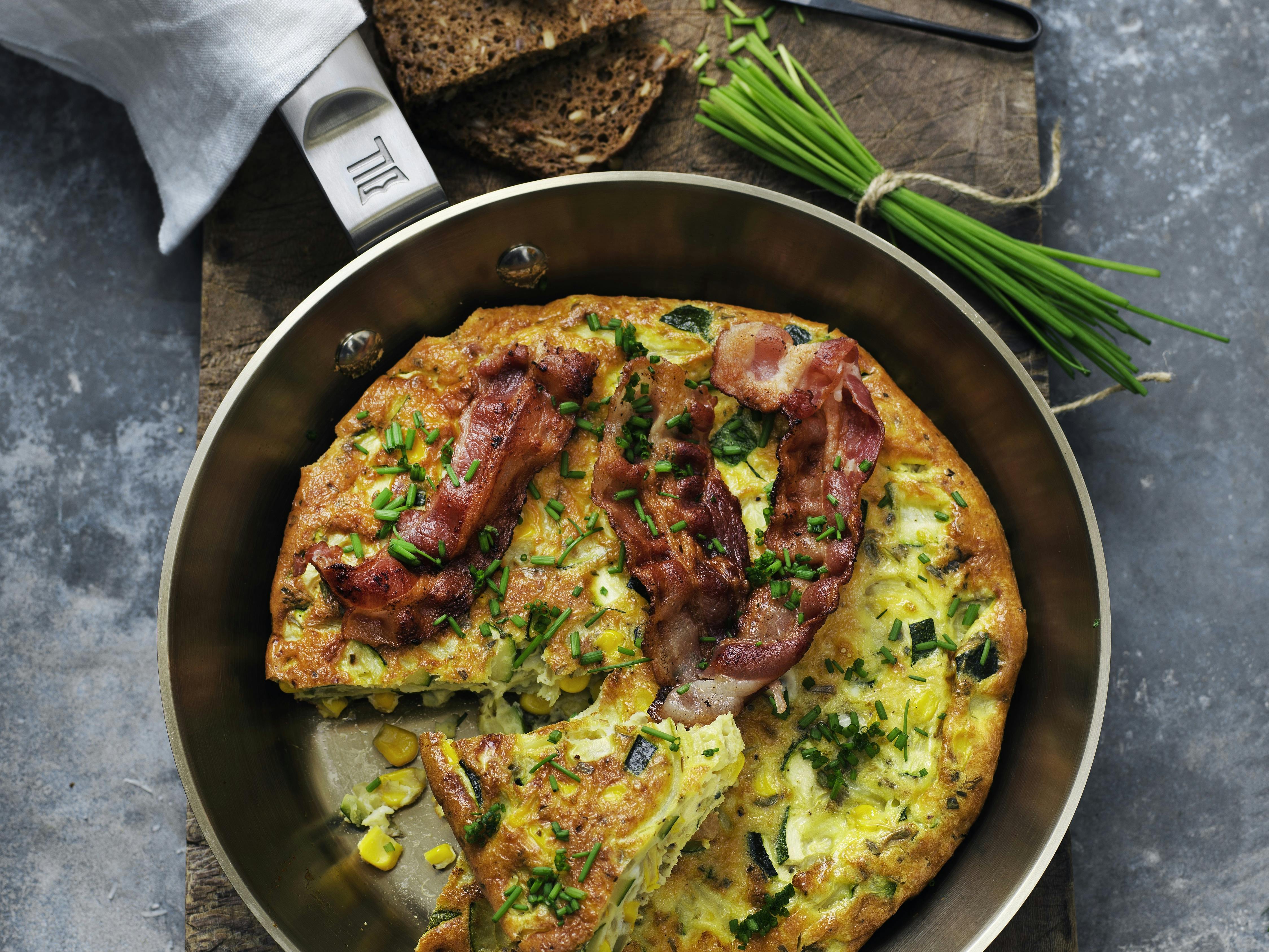 Squash-æggekage med bacon og purløg