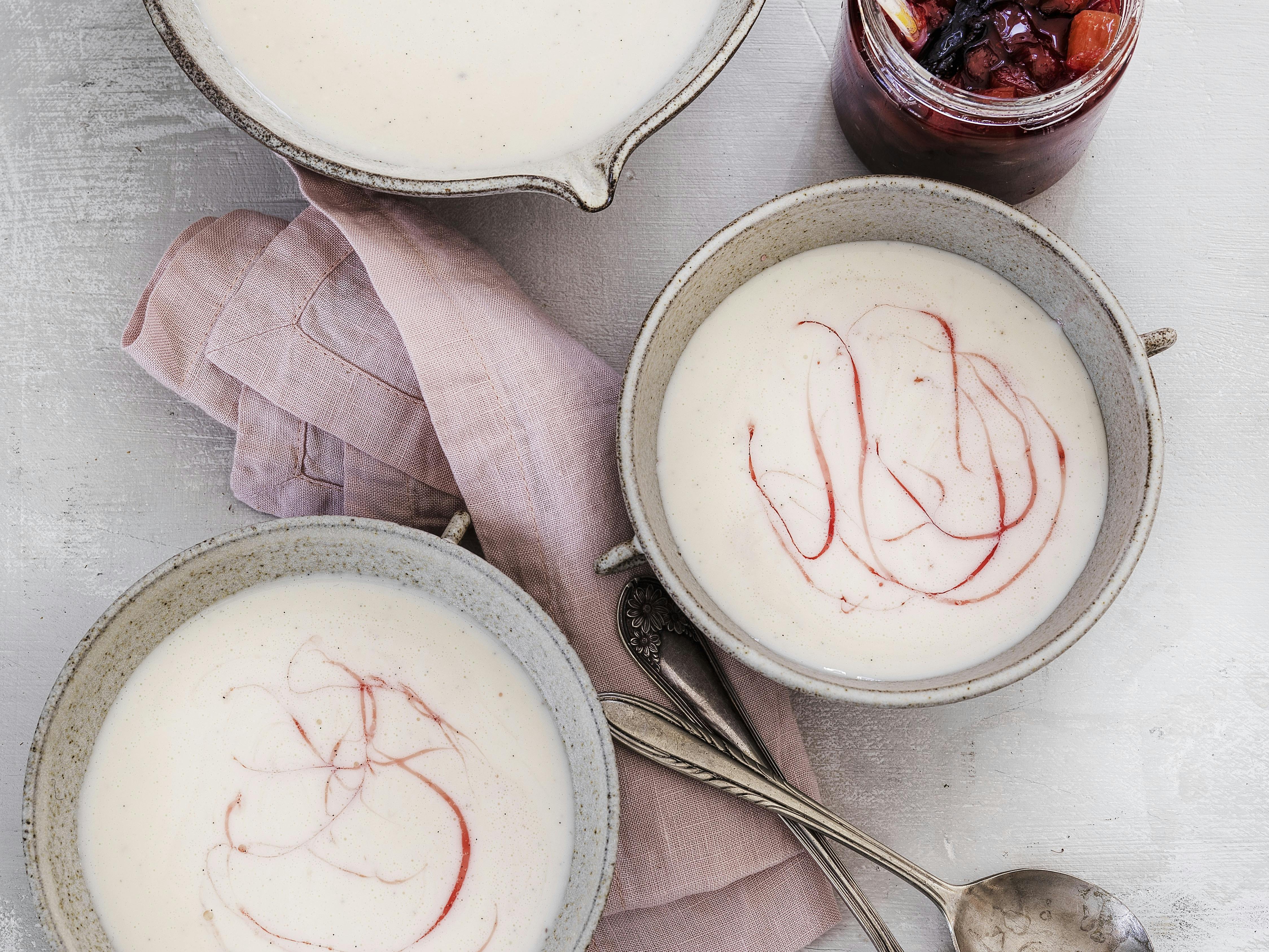 Hjemmelavet koldskål med rabarberkompot