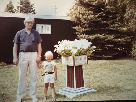 Michael Lauritzen som barn med sin far, René Lauritzen, der blev 59 år.