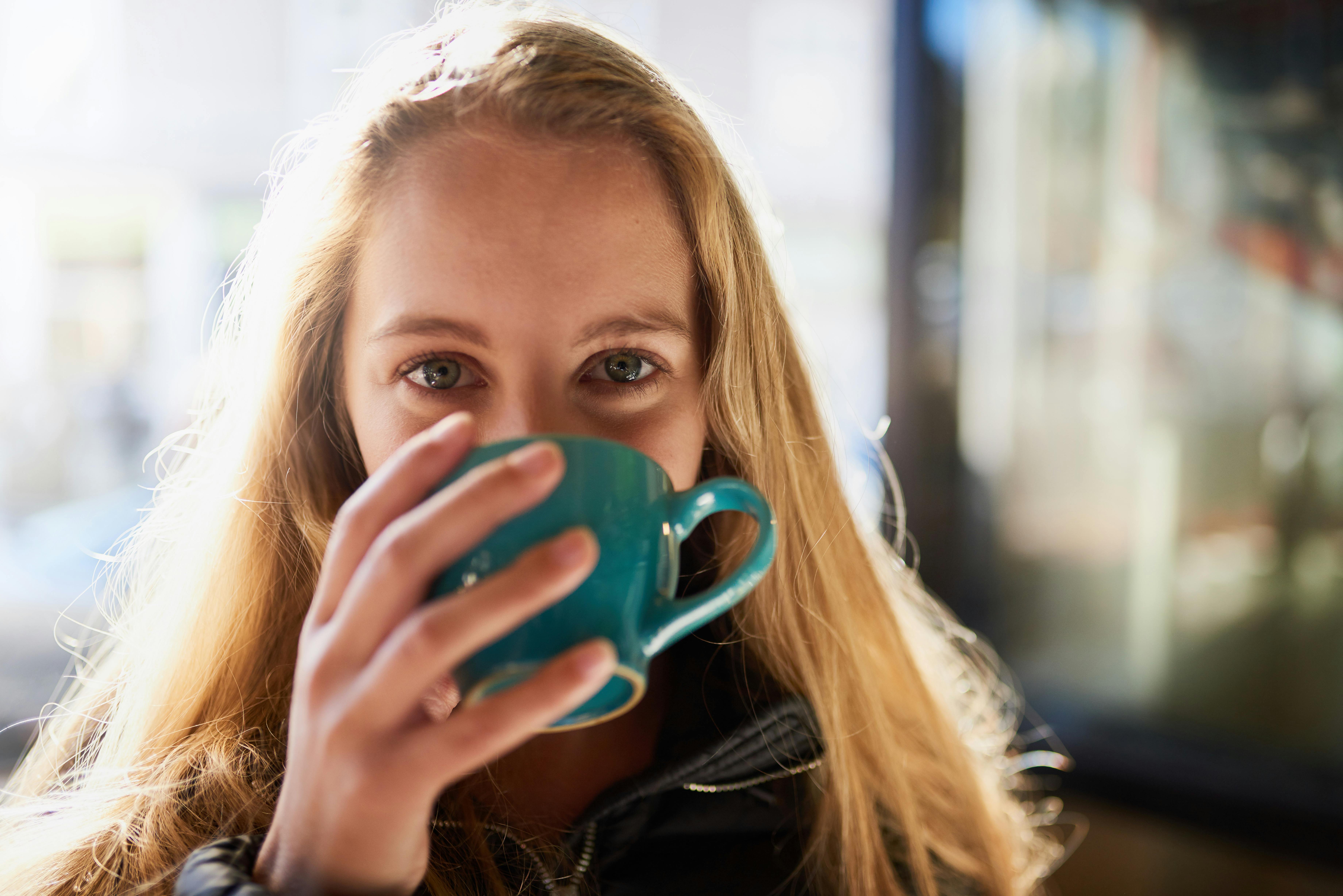 Ekspert advarer mod "kaffe-kur": Kvinde drikker kaffe