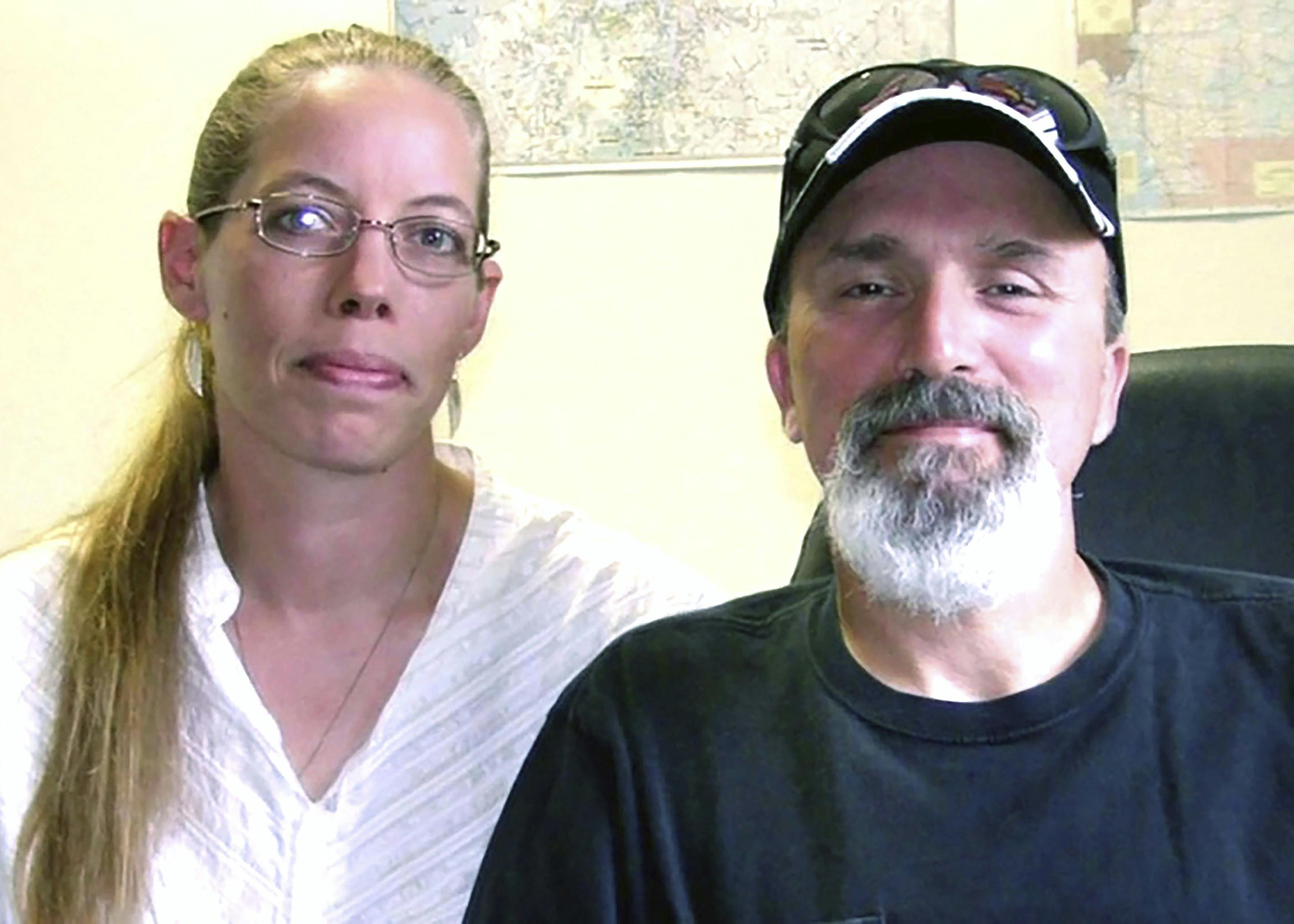Clara Rector der sidder sammen med sin mand Jason Rector.