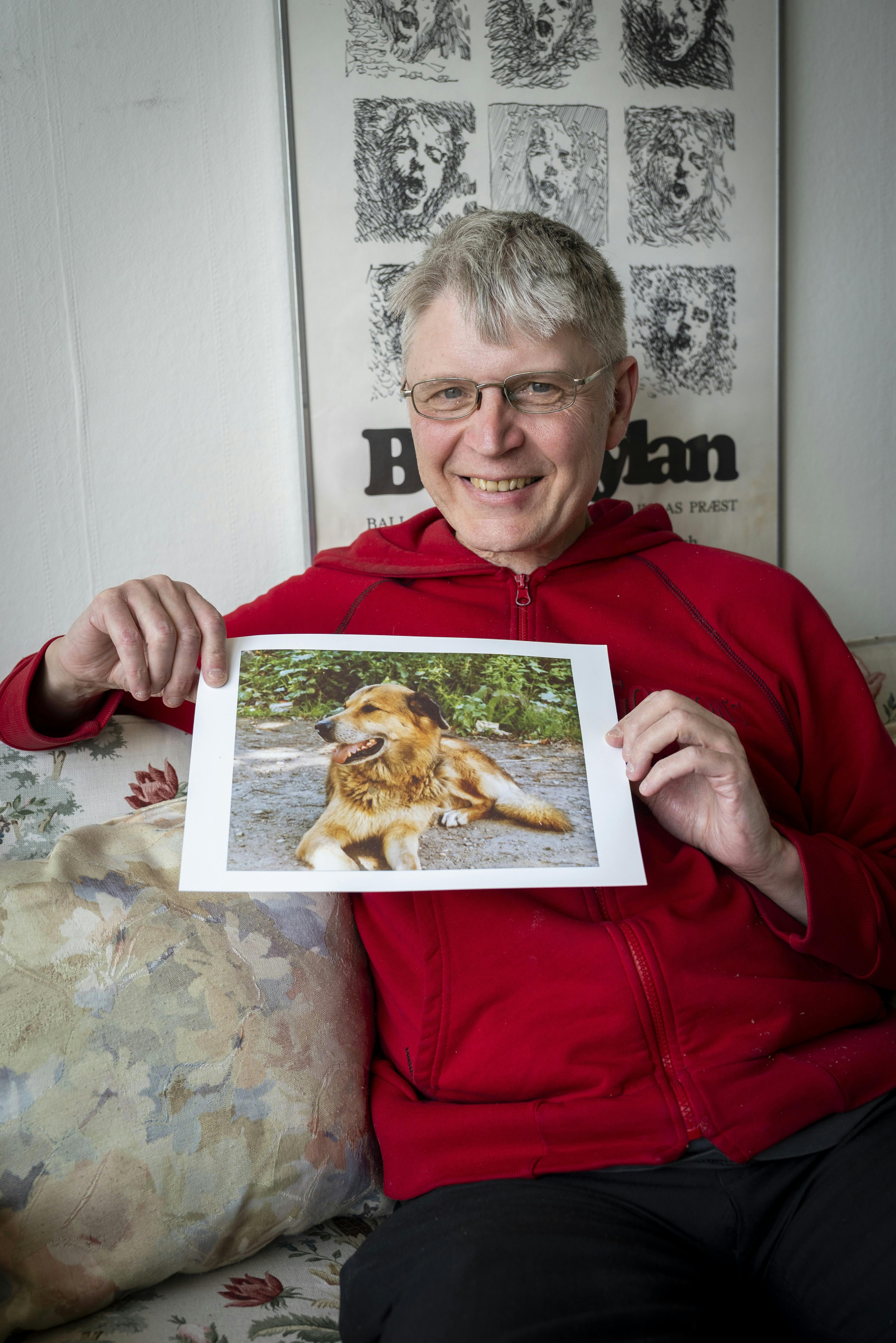 Hans der sidder med et billede af hunden, Atja. 