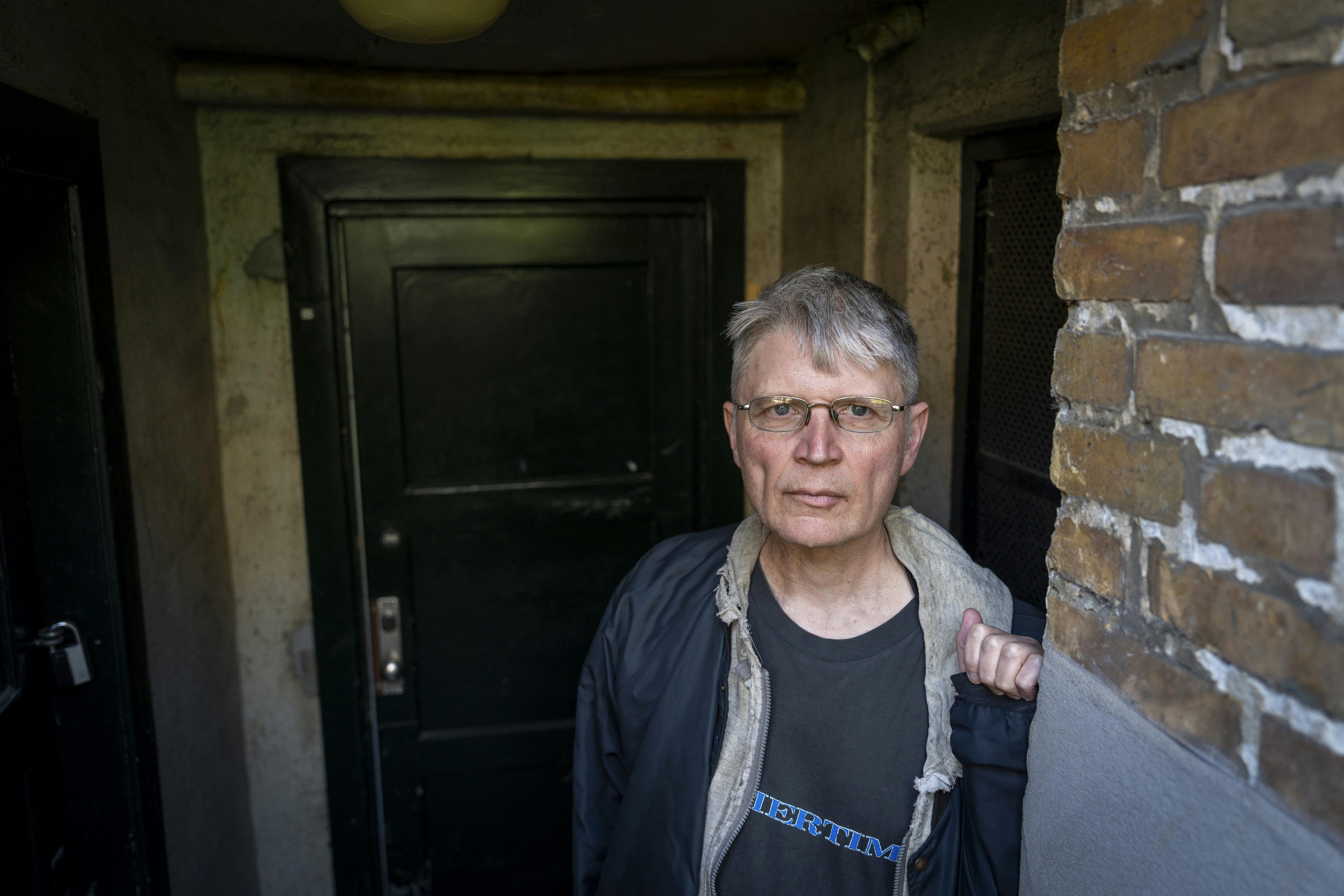 Hans Horst der står i en døråbning.