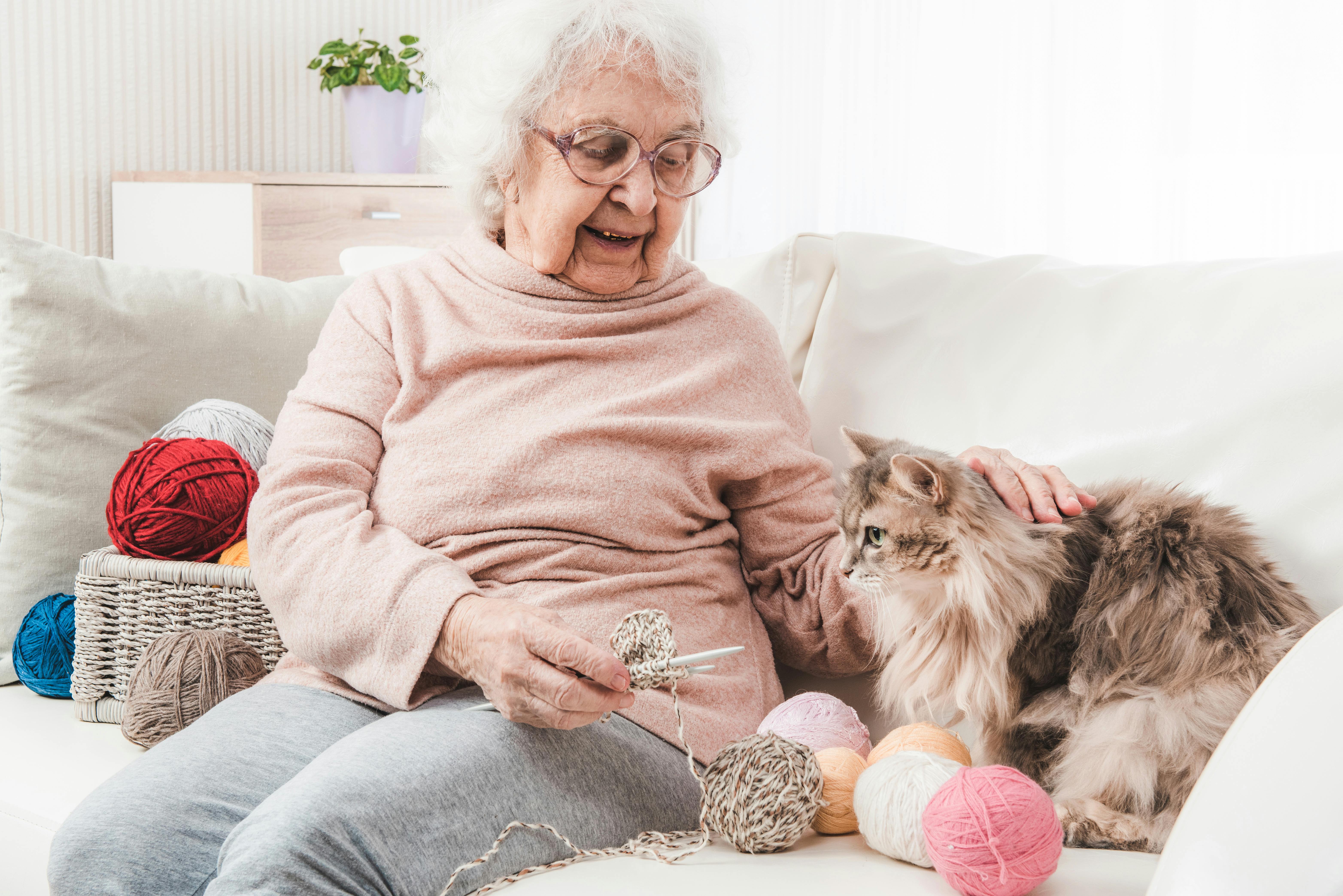 Ældre kvinder er bekymret for sin kat