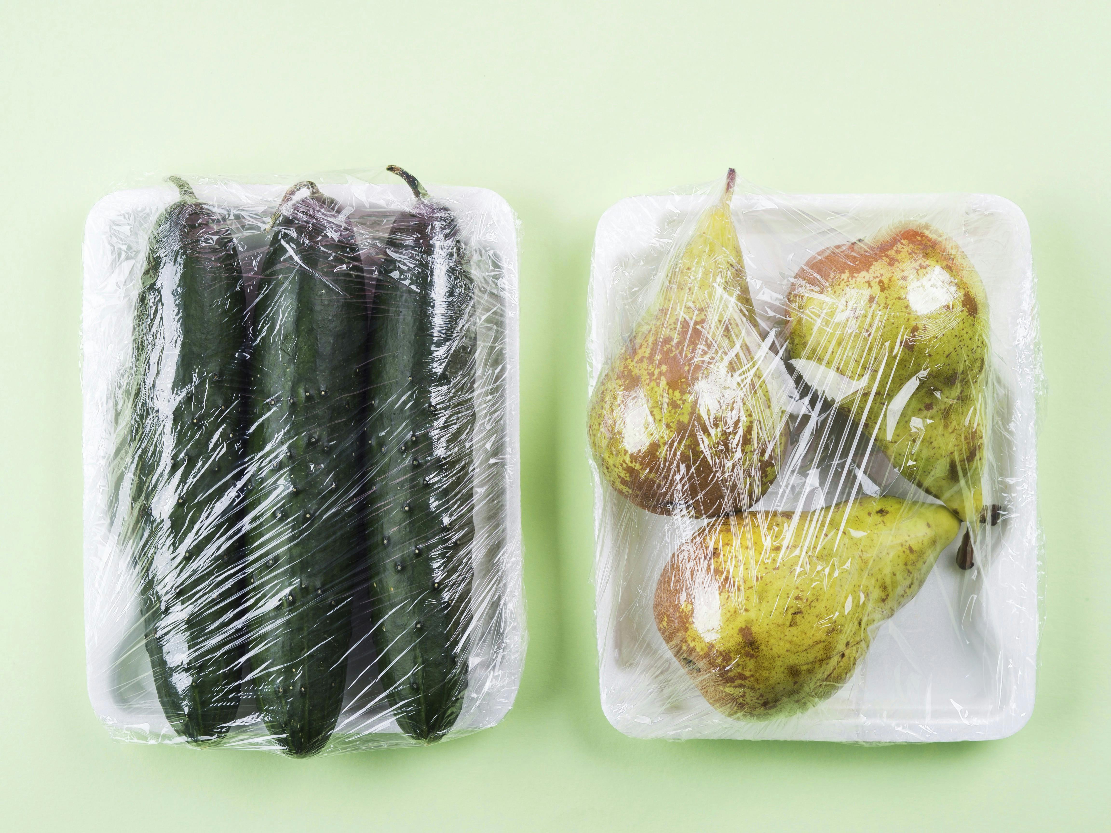 Frugt der er pakket ind i plastik. 