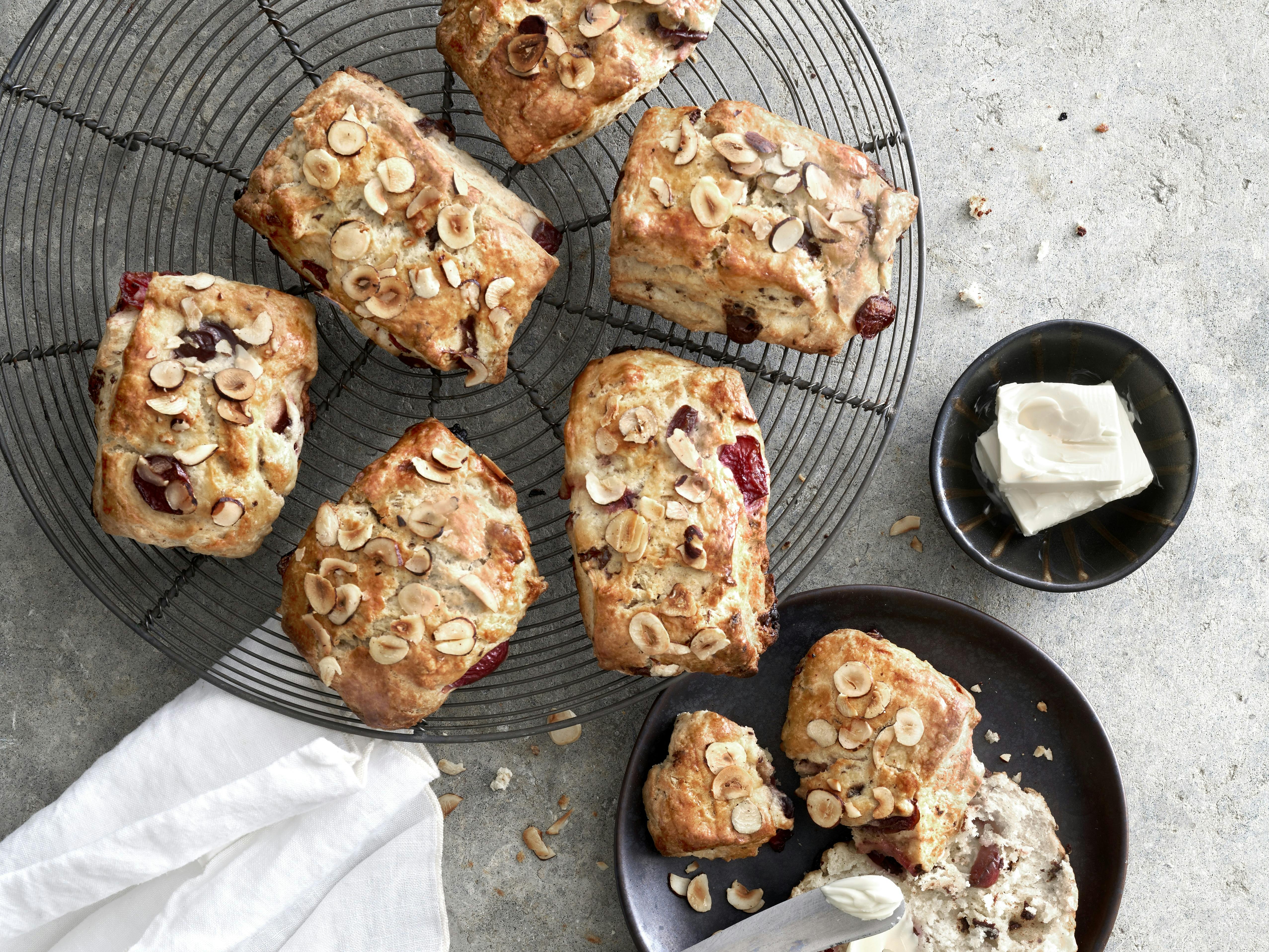 Scones med kirsebær og mørk chokolade