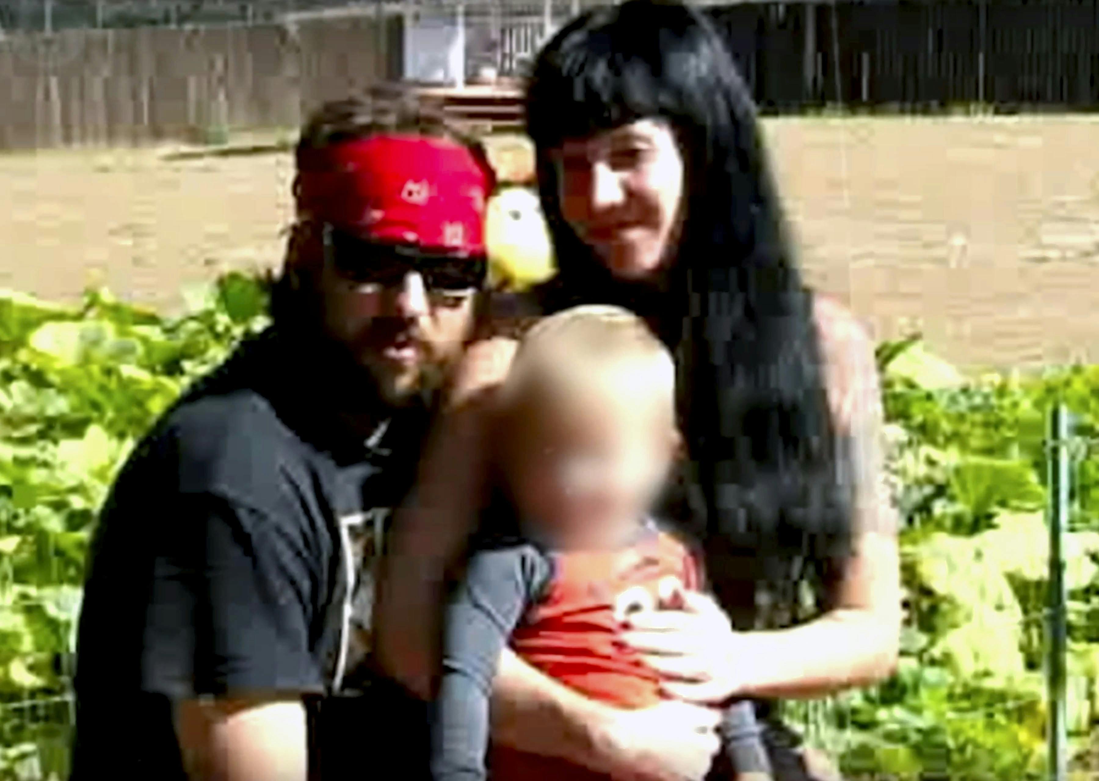 Brandon Duran sammen med sin søn Brandon og Amber. 
