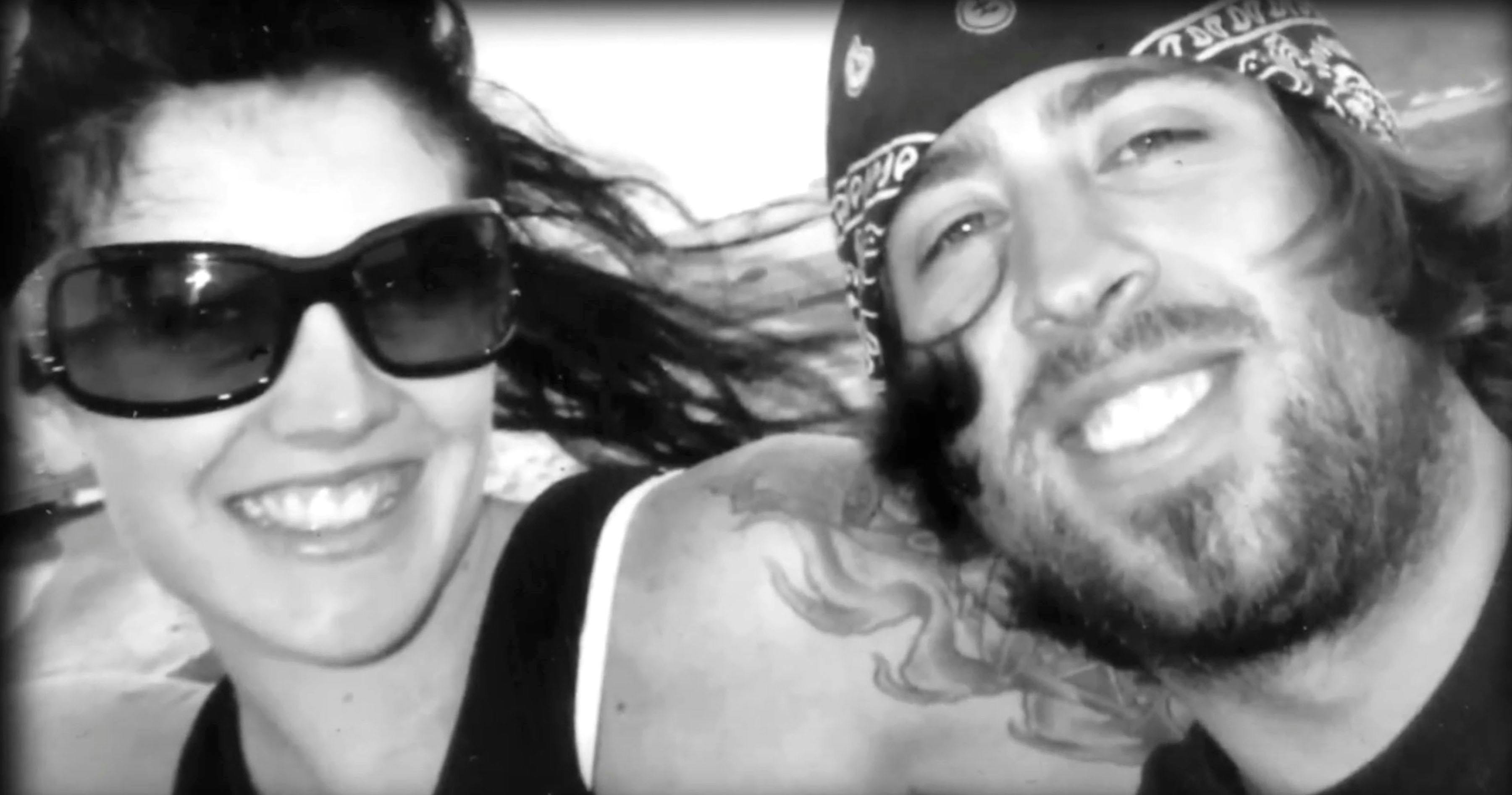 Brandon Duran og Amber Andrews, der sidder sammen. 