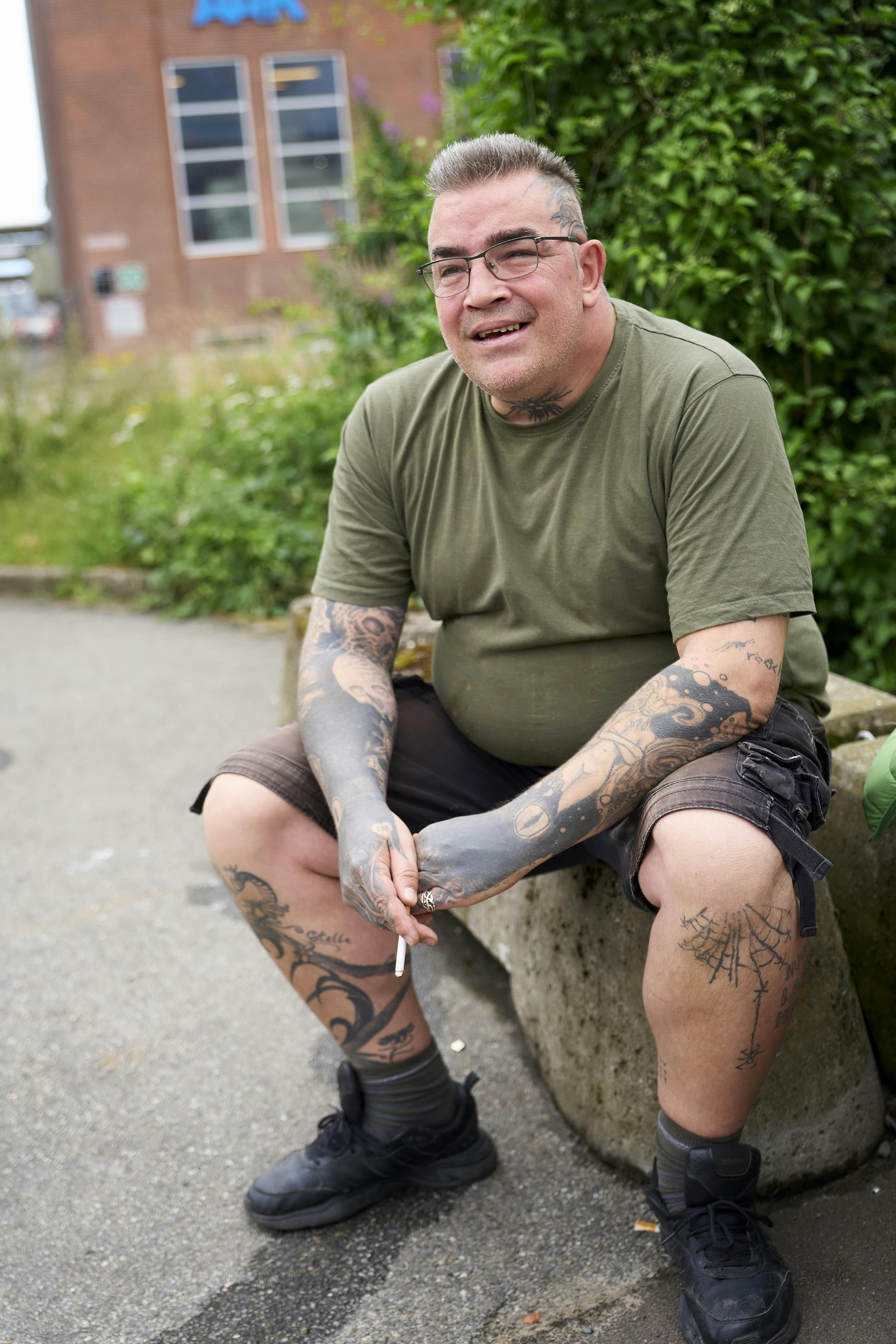 Kevin Petersen, der sidder på en sten. 
