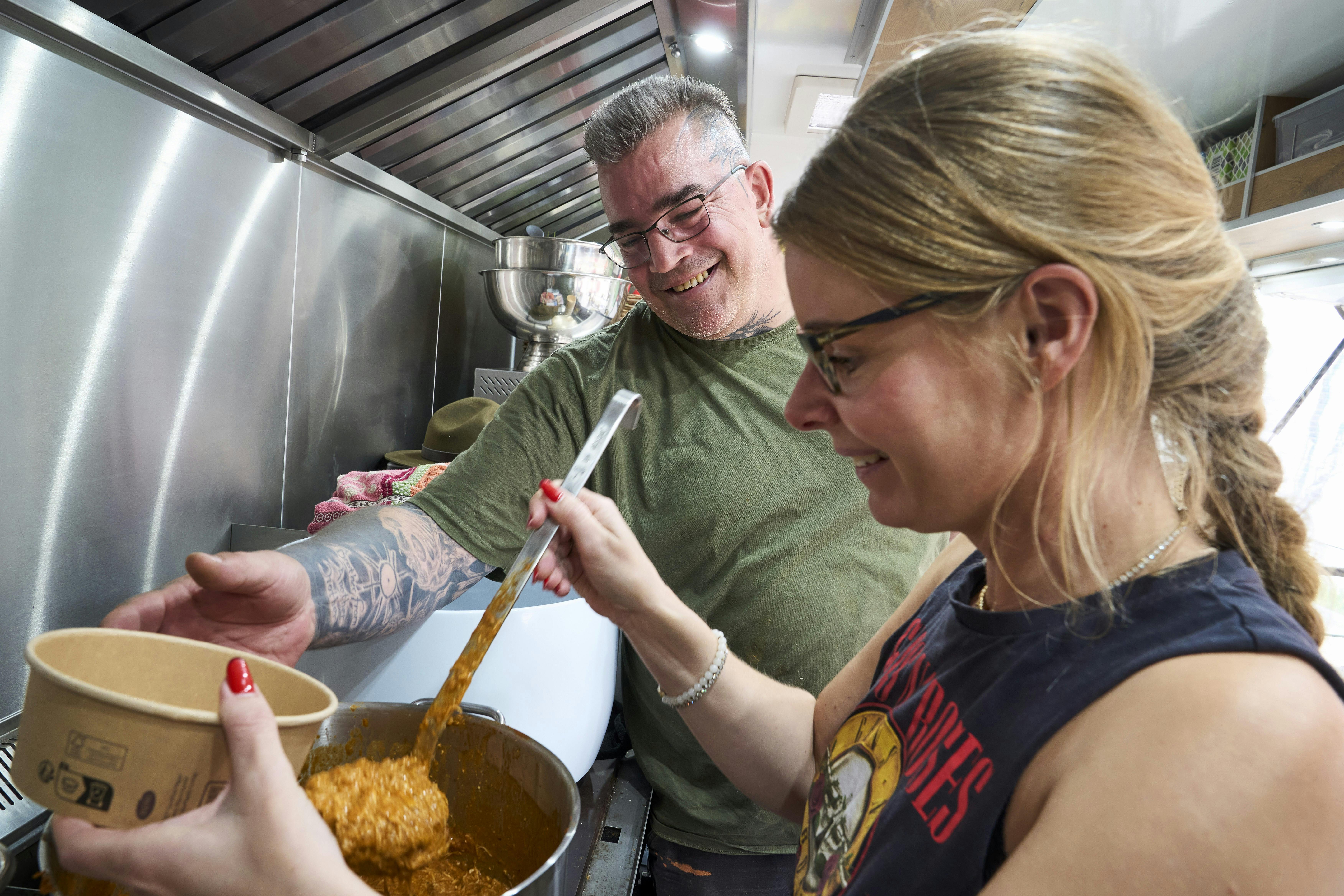 Rikke Sejthen der laver butter chicken til hjemløse. 