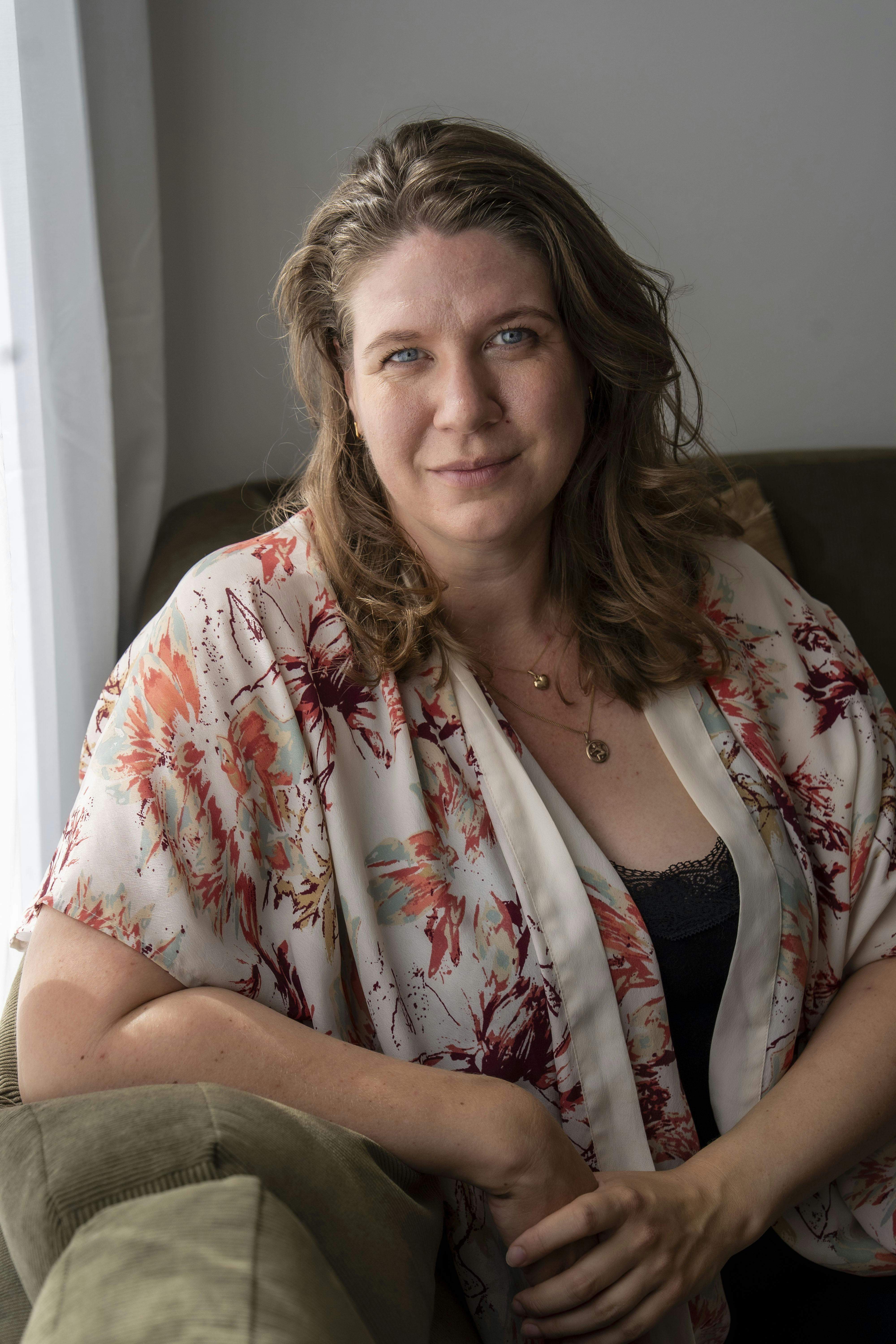 Kristina Bengtsson, der sidder i sin sofa. 