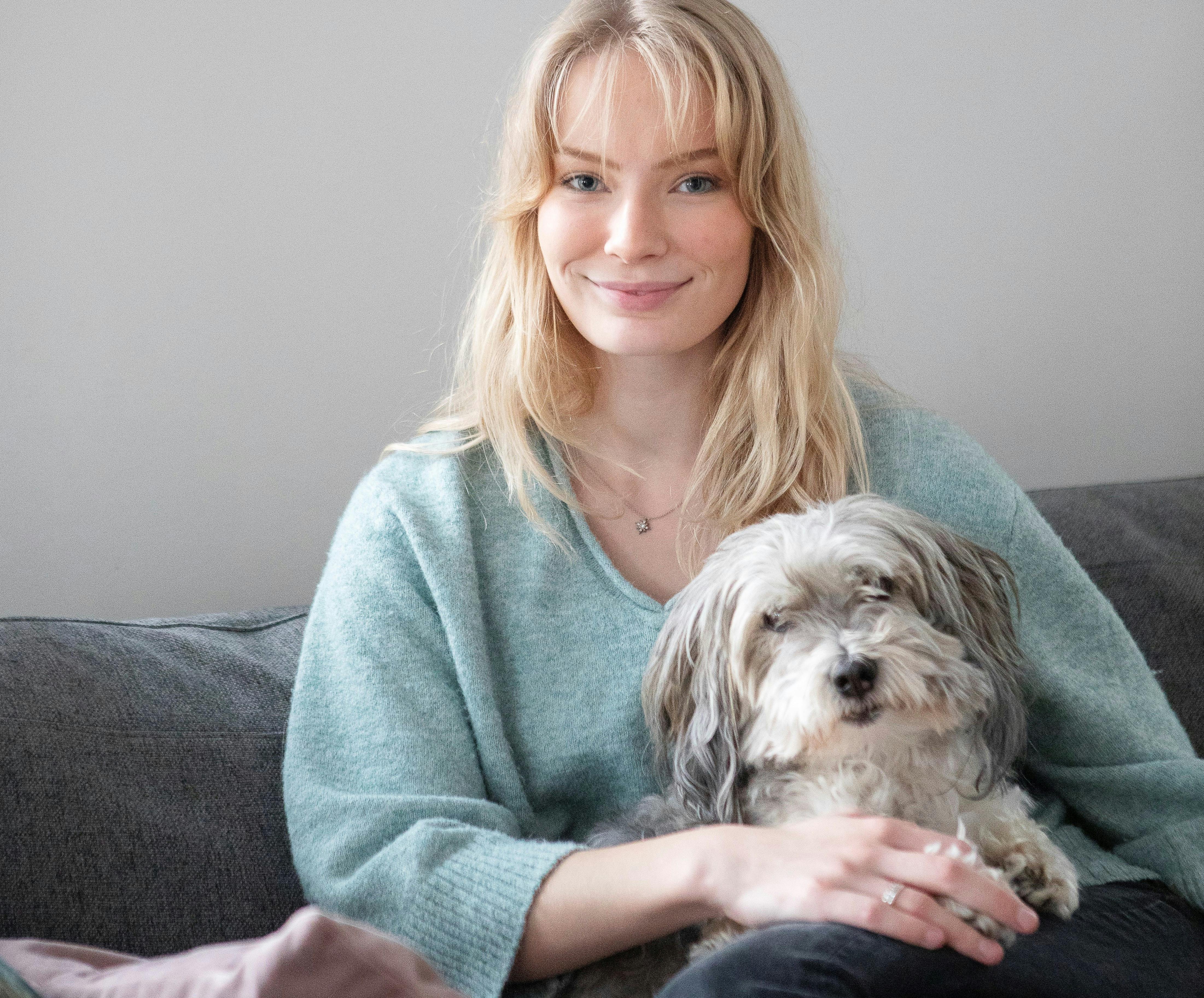 Tova Ekström og hunden Snobben.