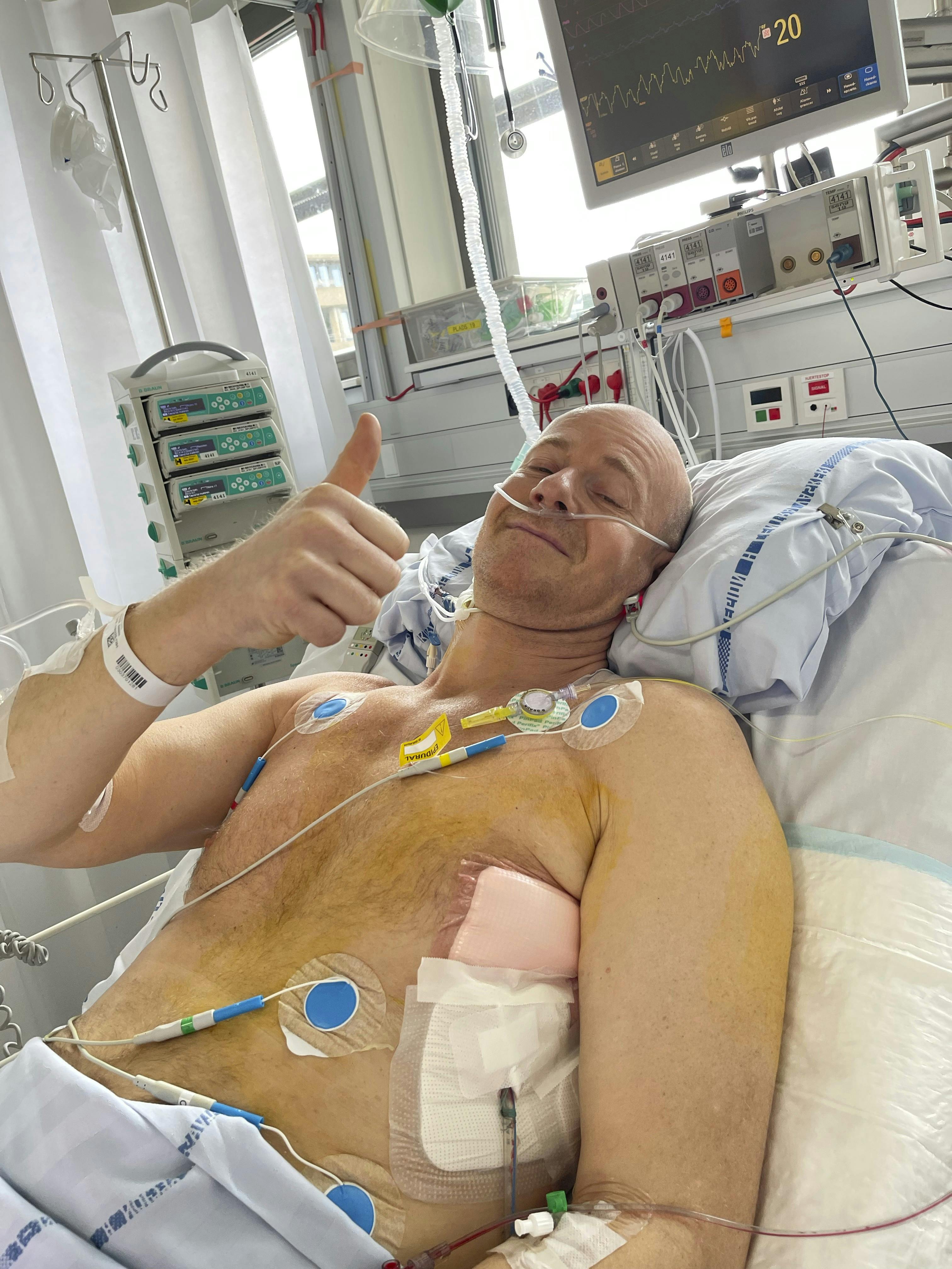 Brian der ligger i en hospitalseng. 