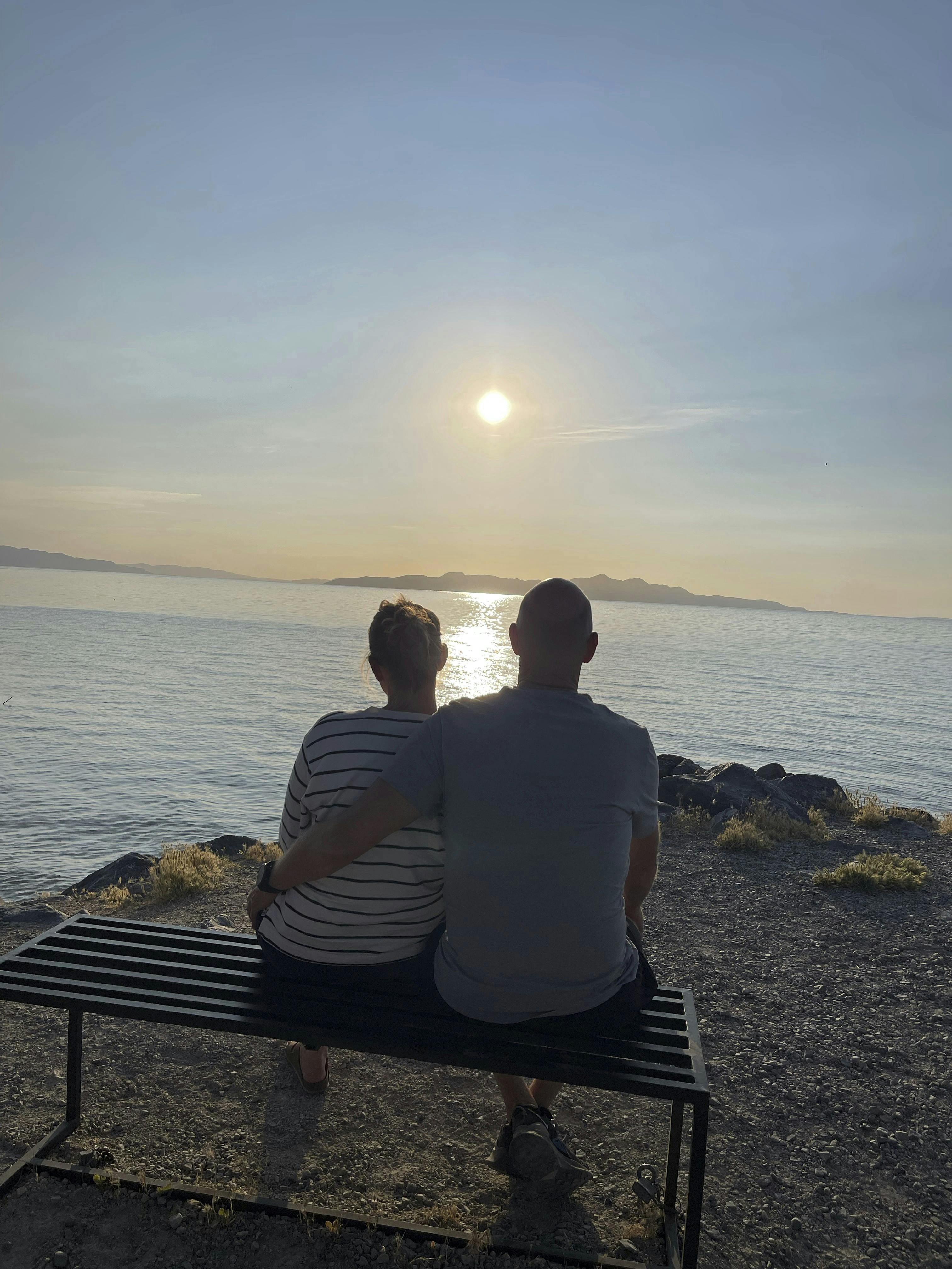 Brianog hans hustru Rikke, der sidder og nyder en solnedgang. 
