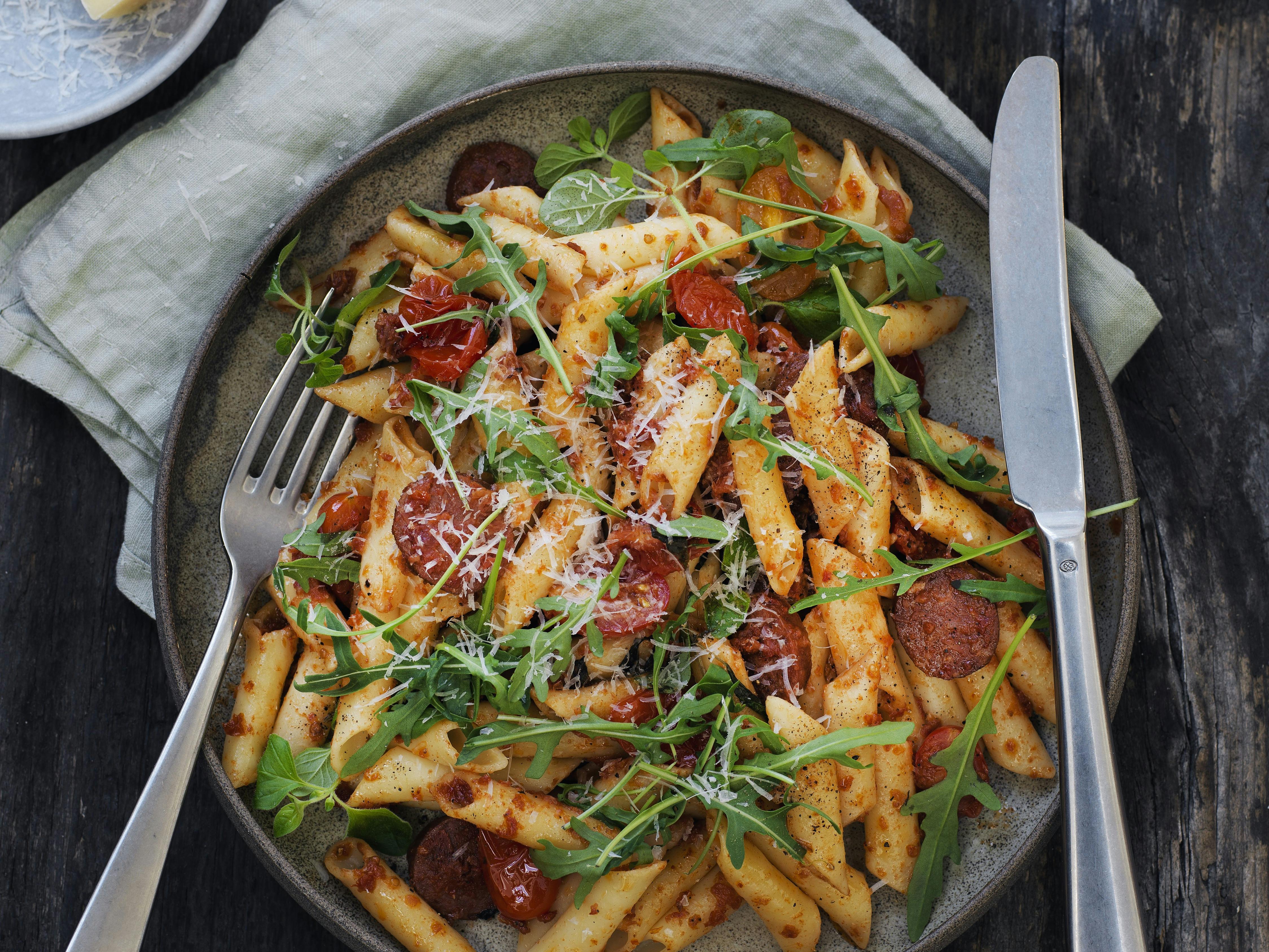 Pasta penne med chorizo og tomatpesto