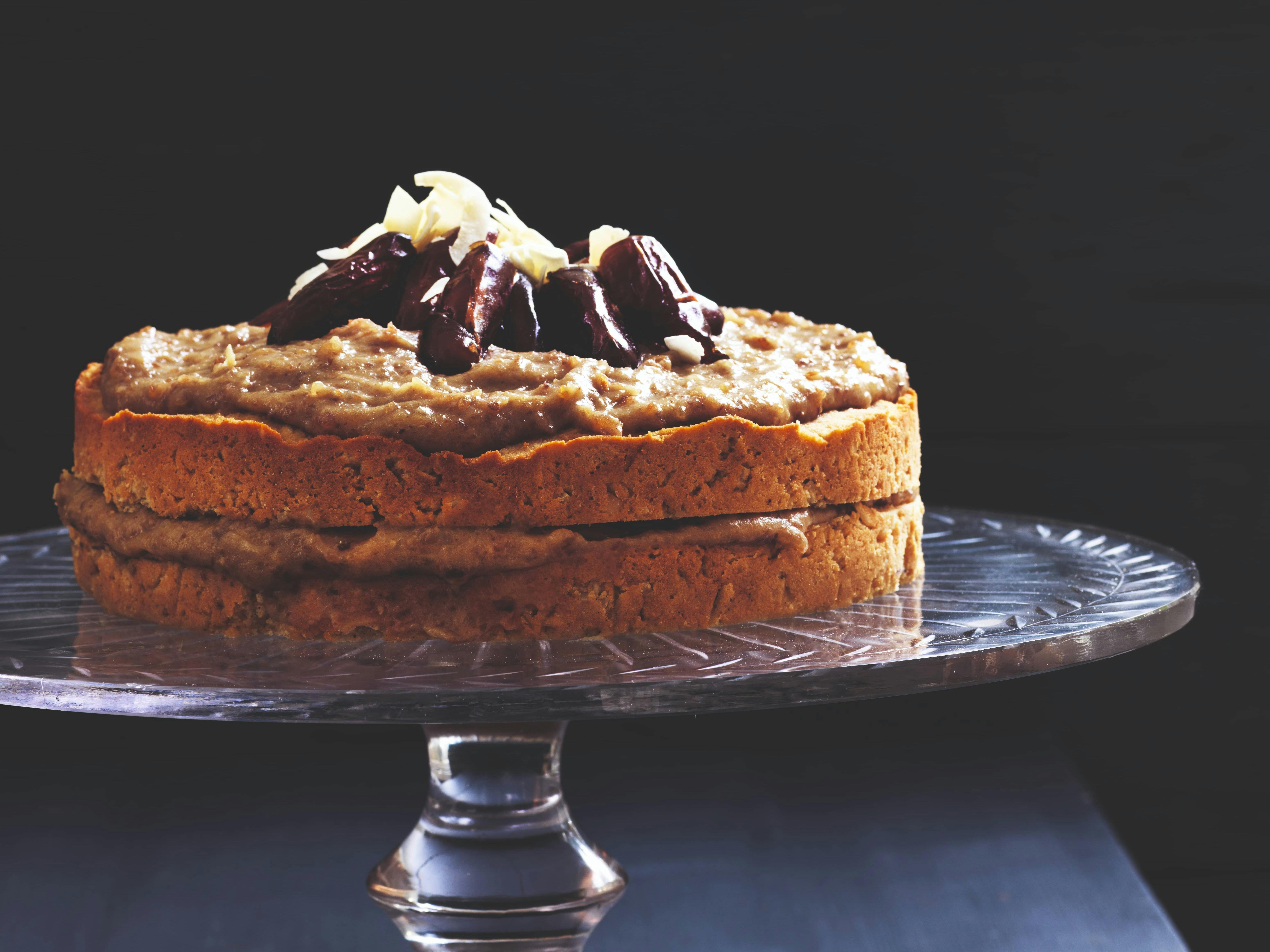 Banan-kokos-kage med daddeltopping