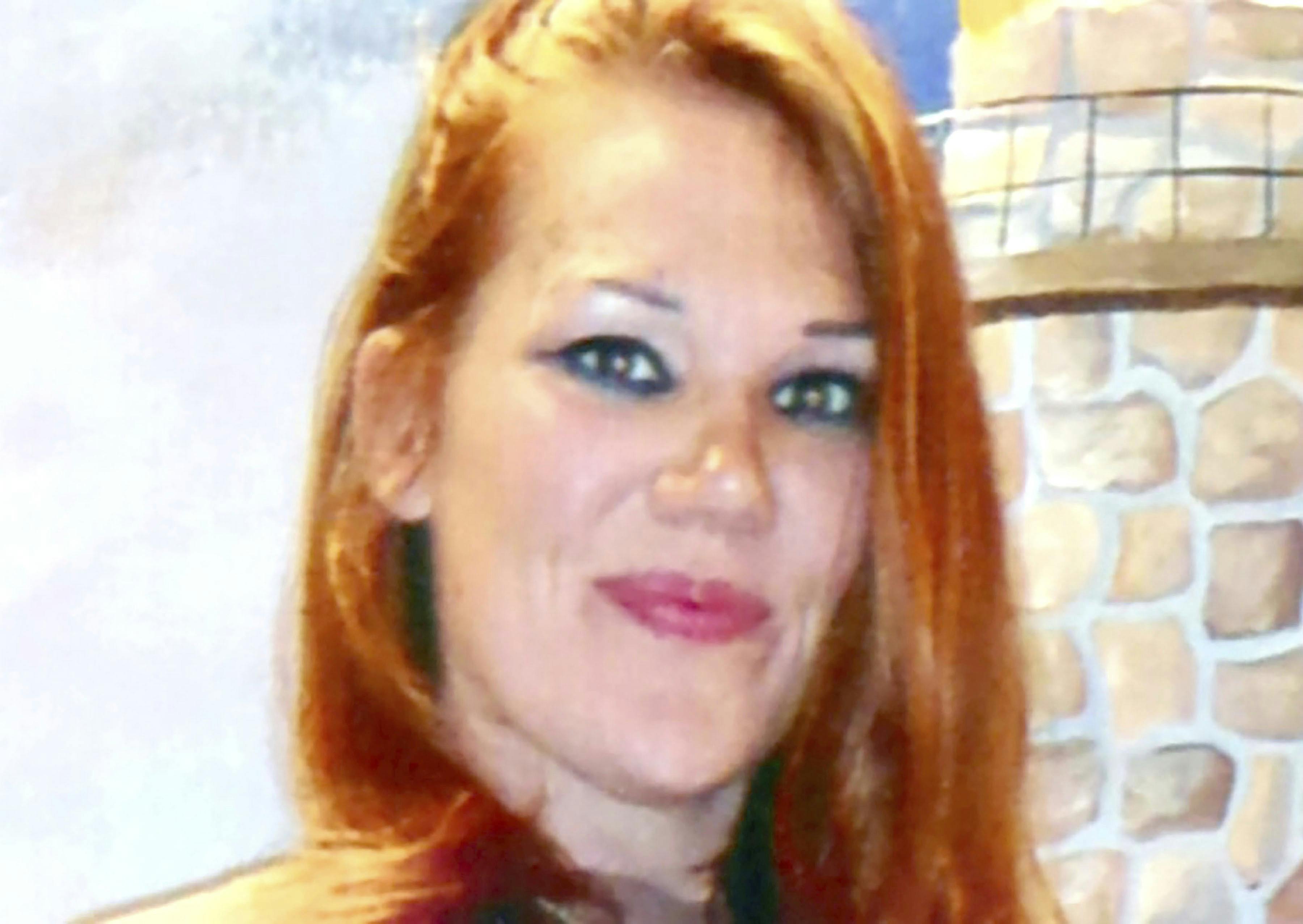 Melanie Ray, der smiler ind til kameraet. 
