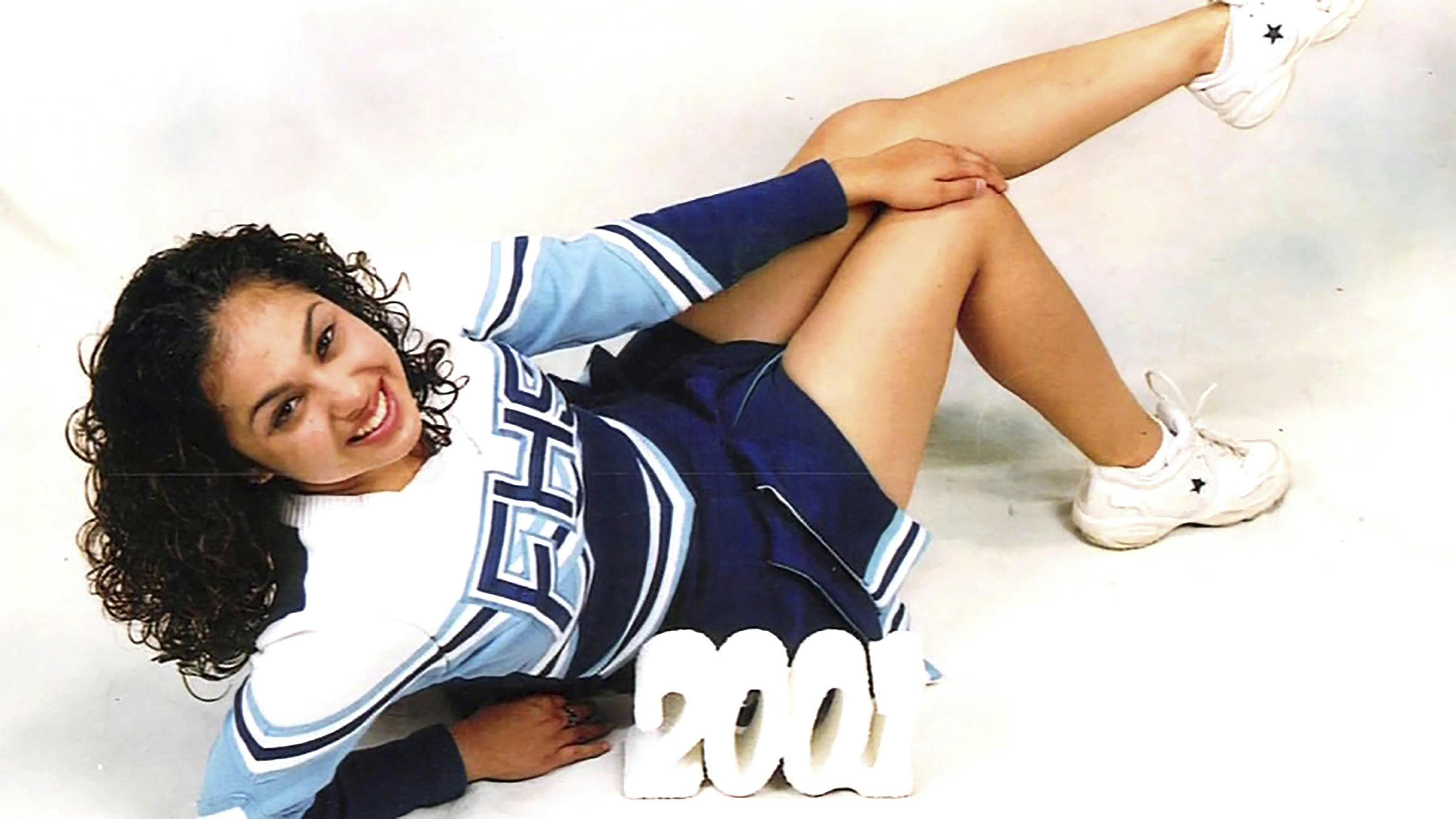 Valerie Zavala Wilson, som cheerleader. 