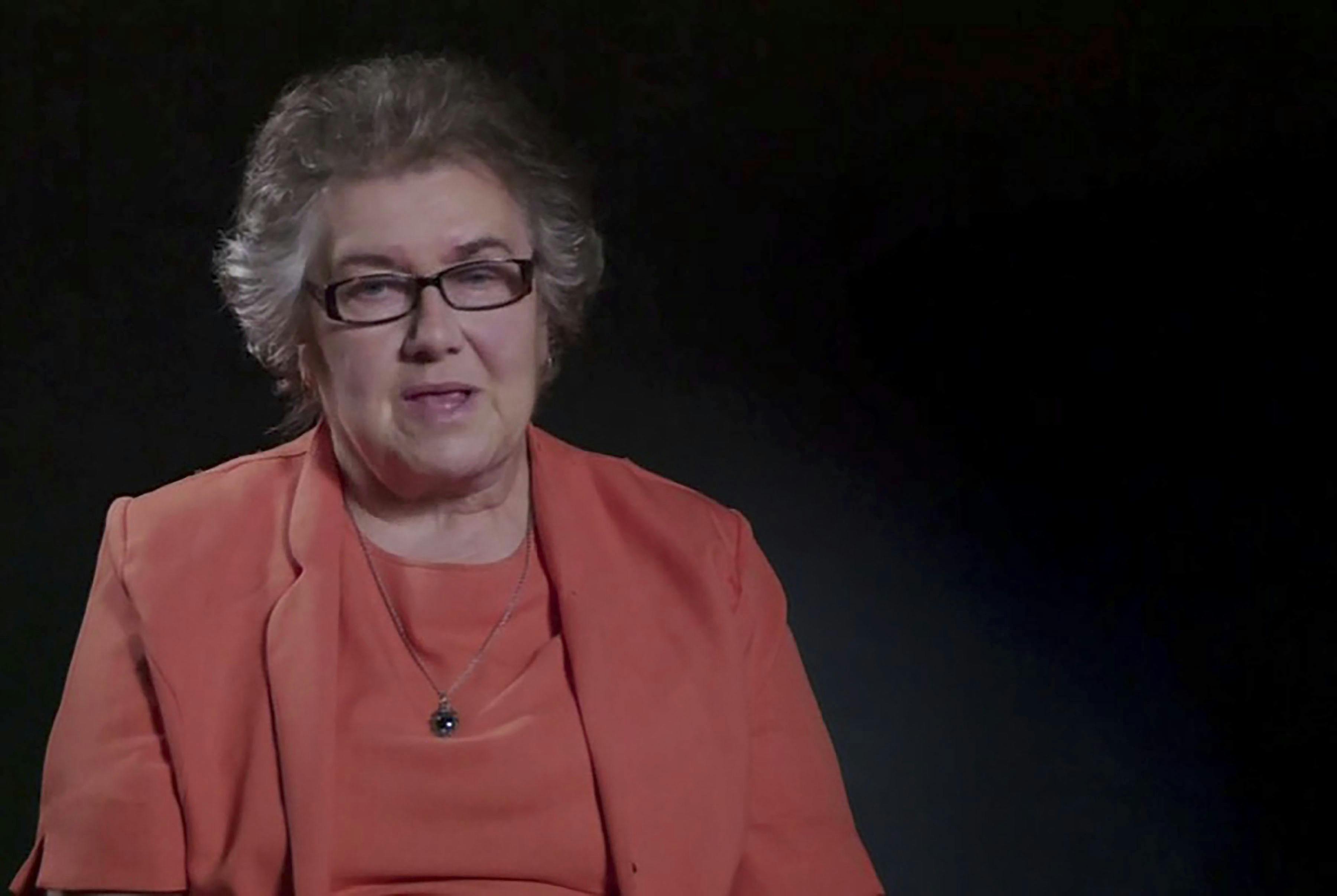 Sally Gay under et interview. 