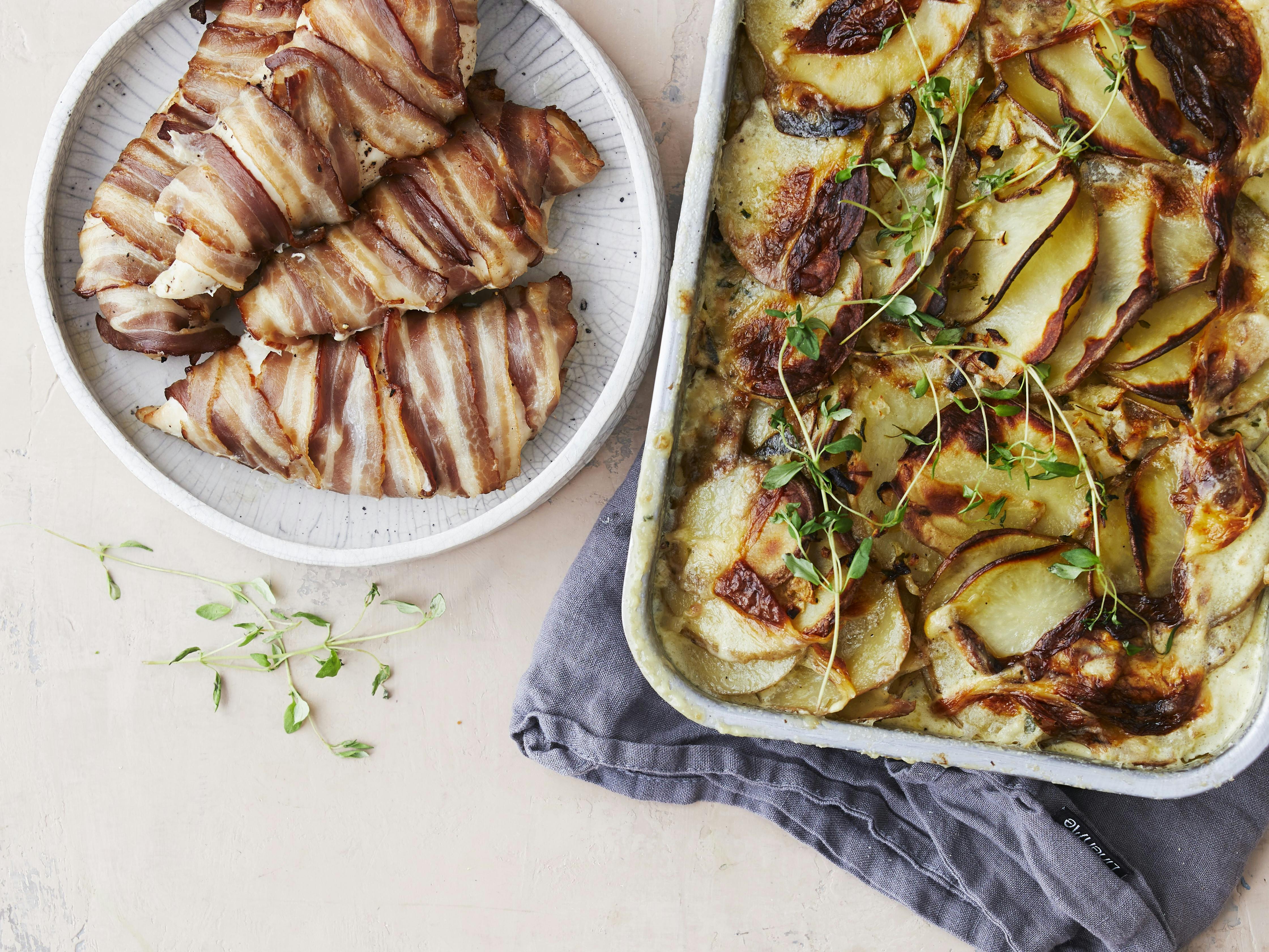 Kyllingebryst med bacon og flødekartofler