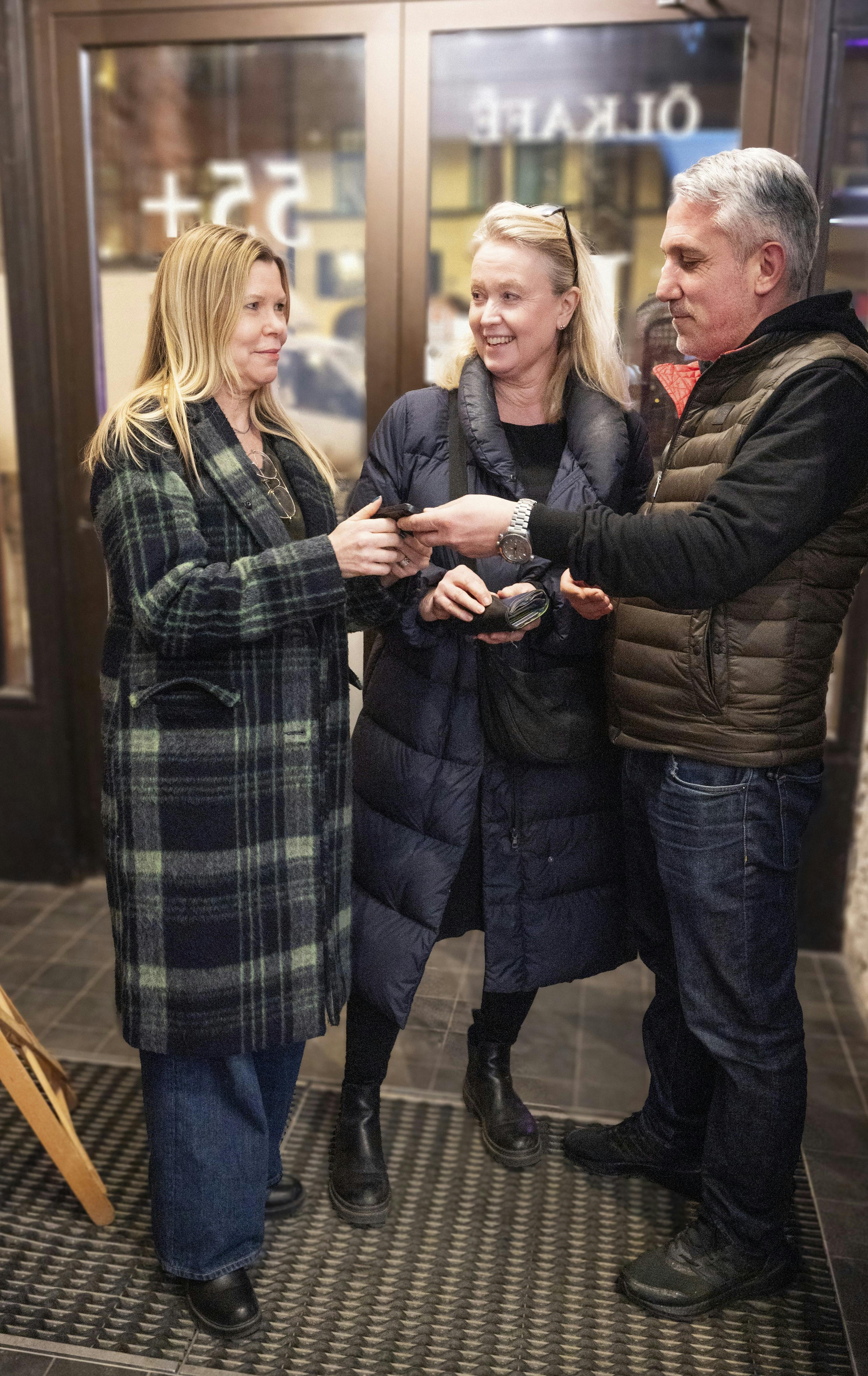 Journalisterne Cecilia Gustavsson og Maria Torshall foran baren.