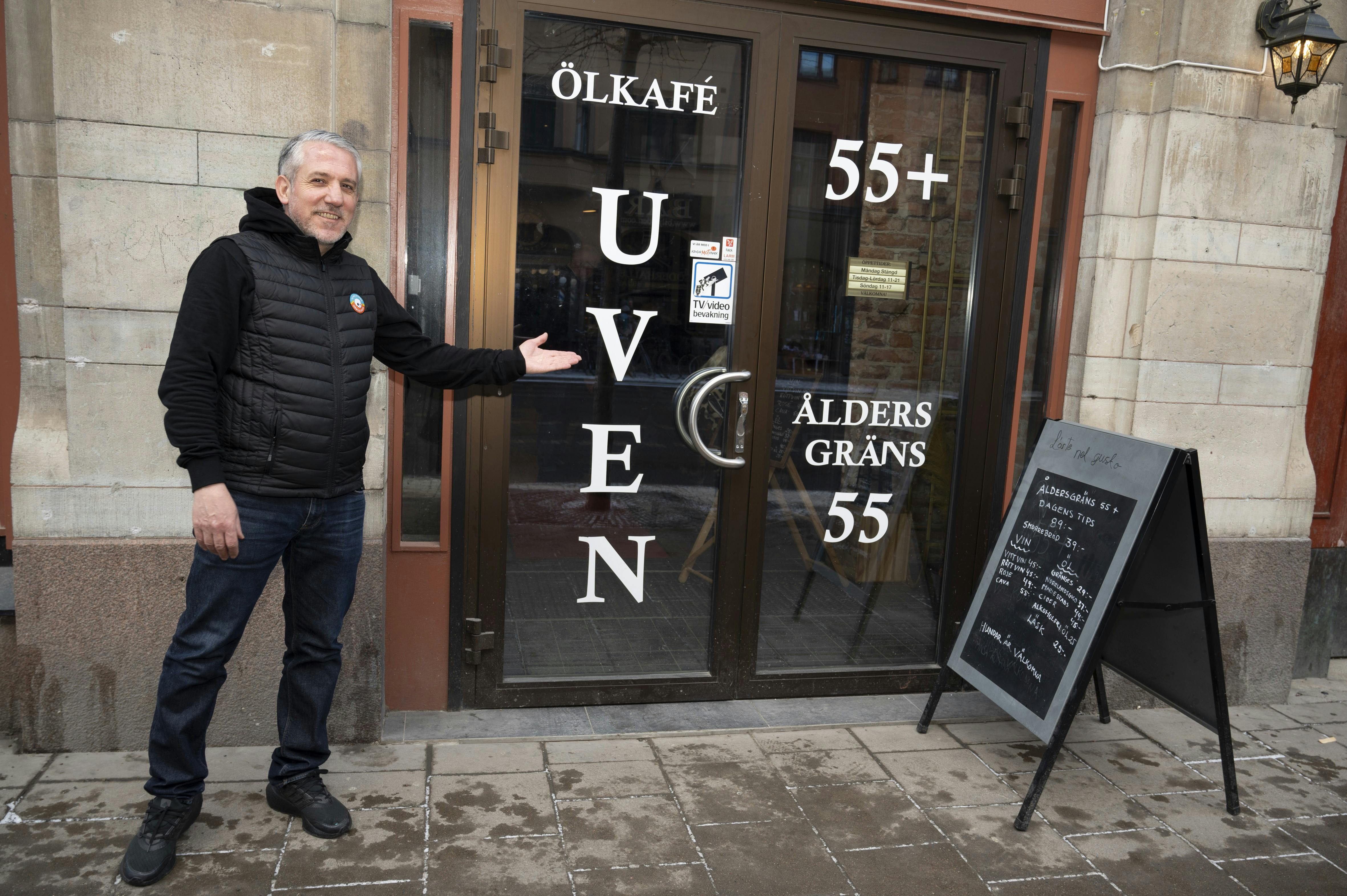Ahmet Özdemir foran sin bar. 