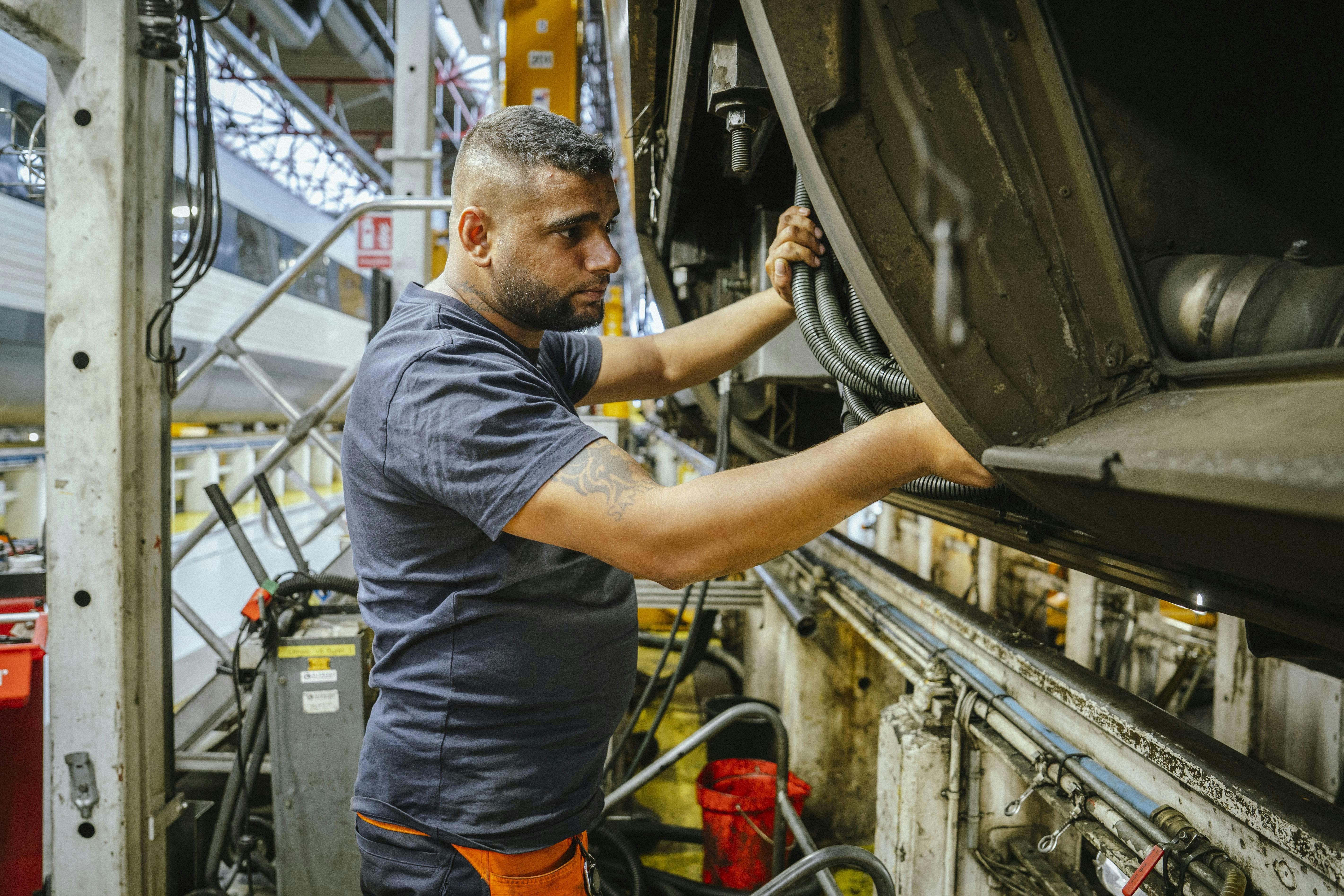 Ernst Madsen der arbejder på en motor. 