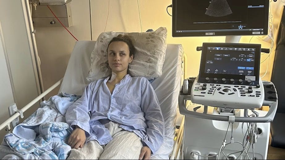 Anja Gupta Pindstofte, der ligger i en hospitalsseng. 
