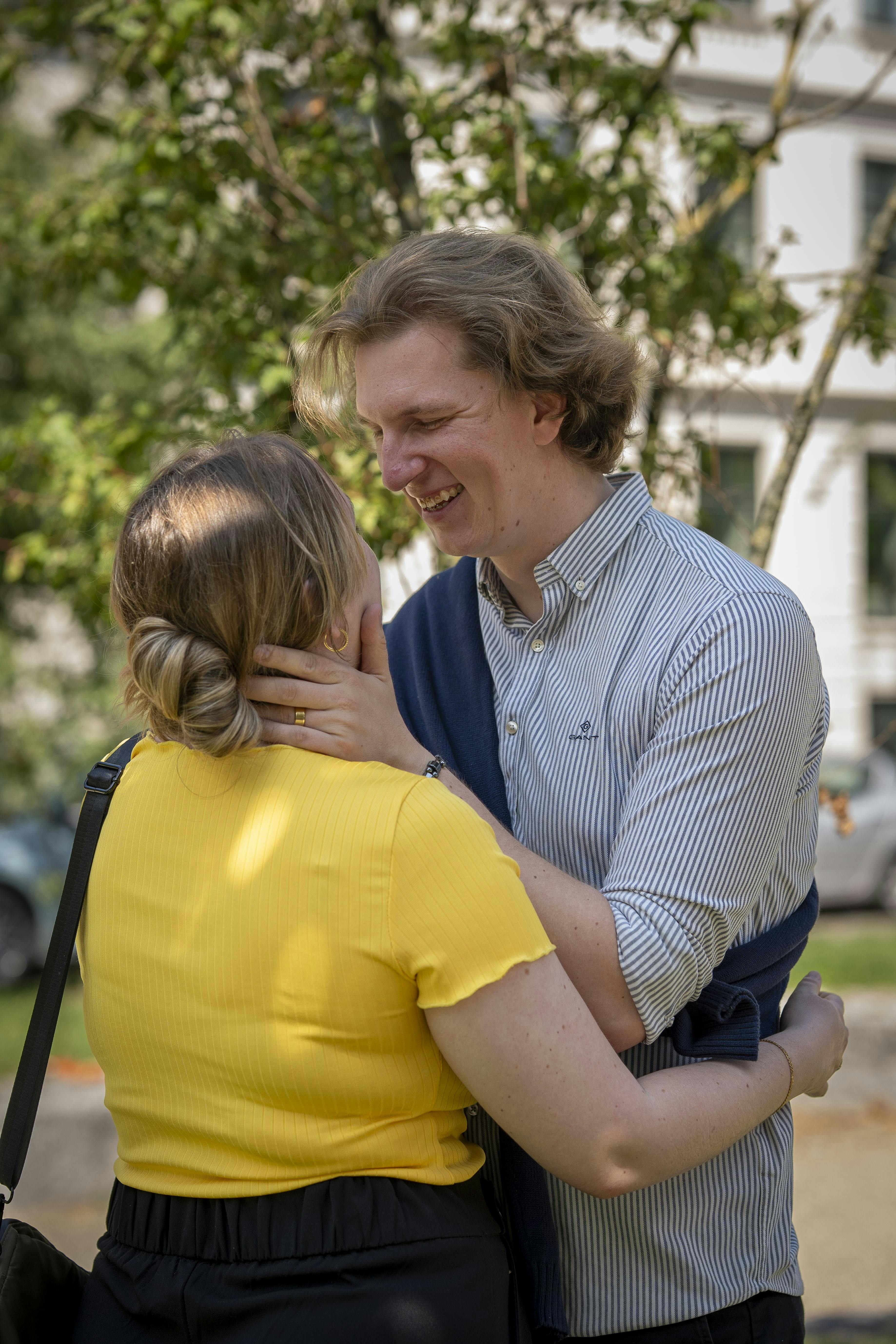 Kasper Bendixen fra “Kærlighed hvor kragerne vender”, der holder om sin forlovet Anja.
