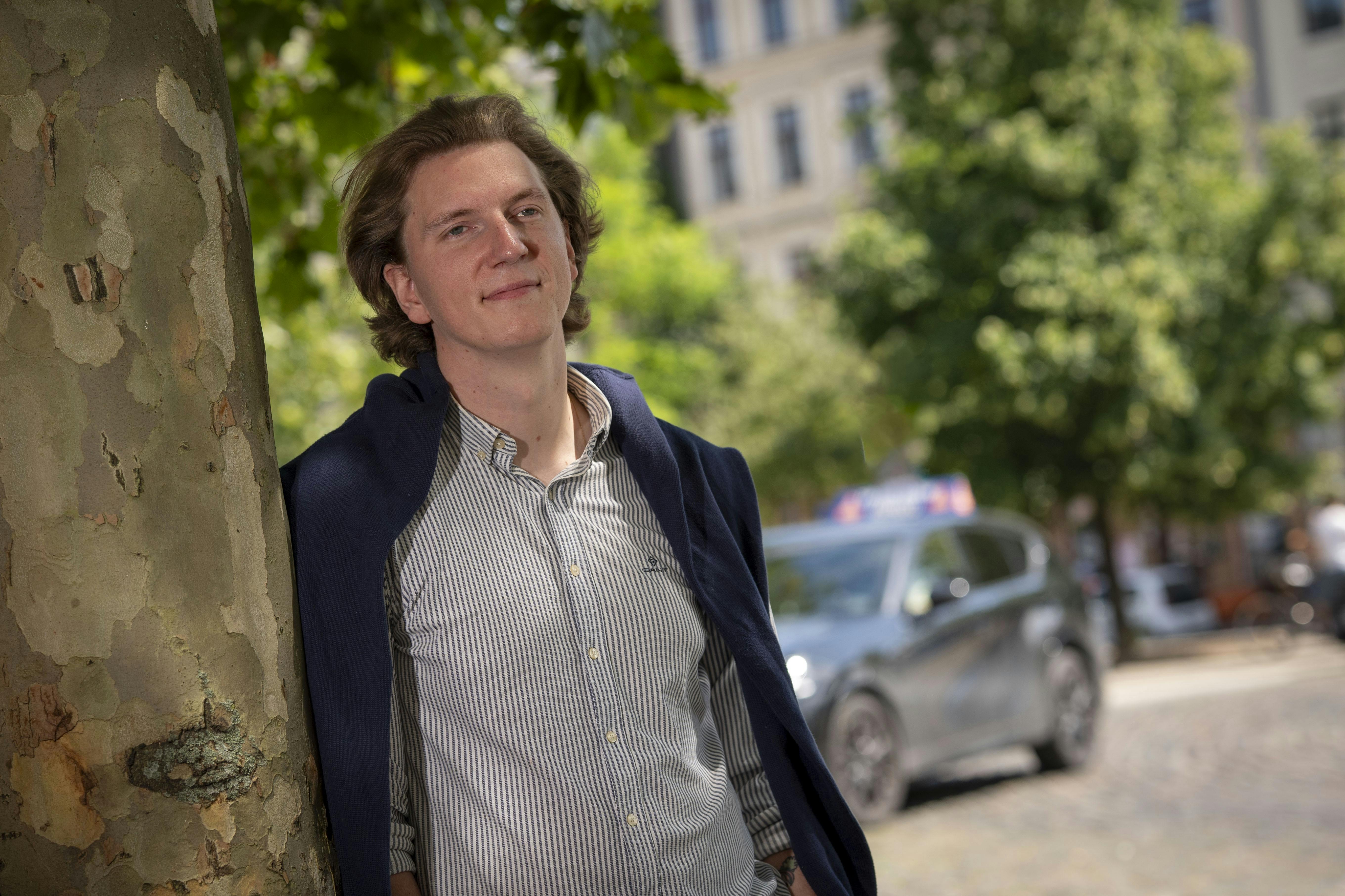 Kasper Bendixen fra “Kærlighed hvor kragerne vender”, der læner sig op af et træ.