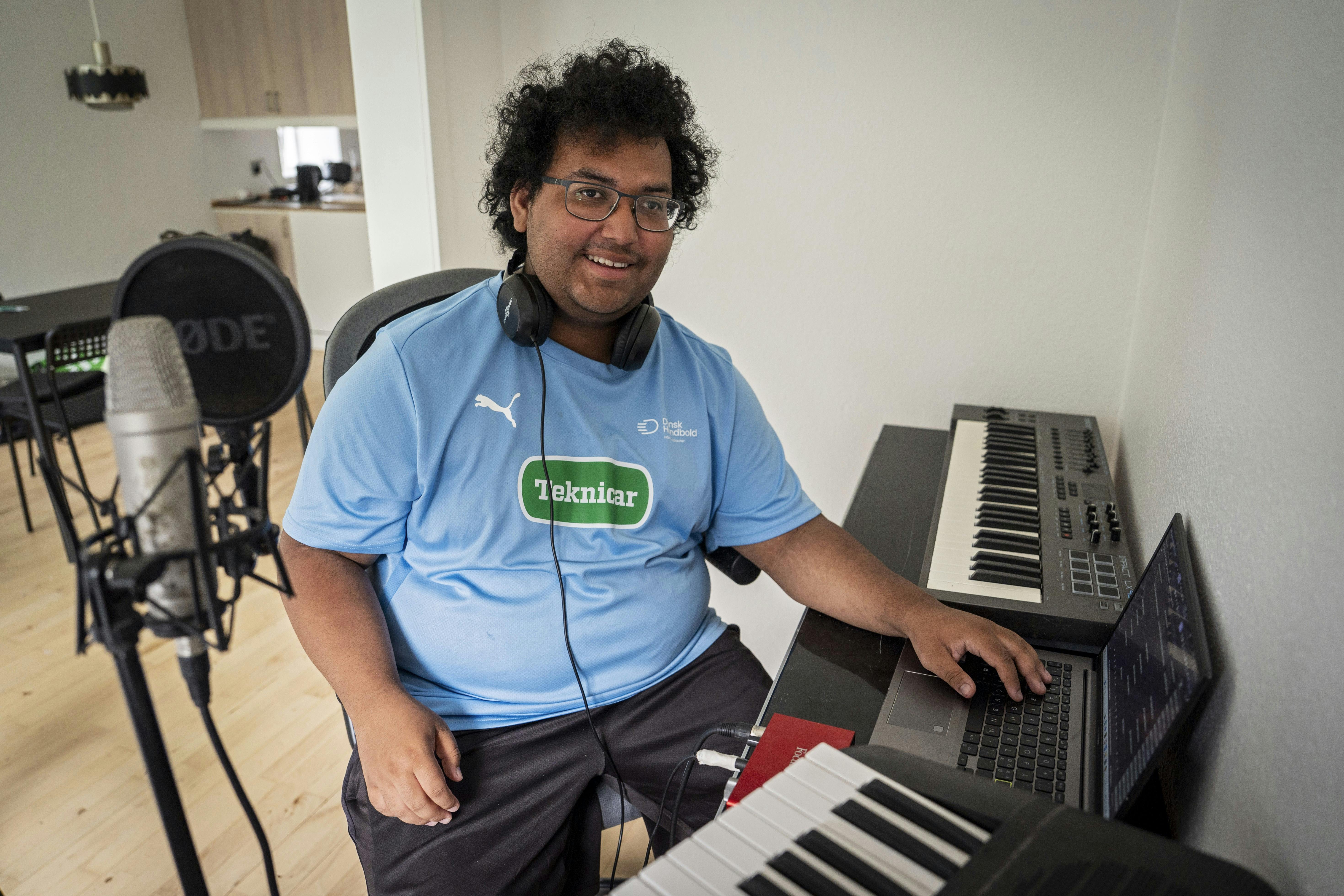 William Elmark  der sidder og laver musik. 