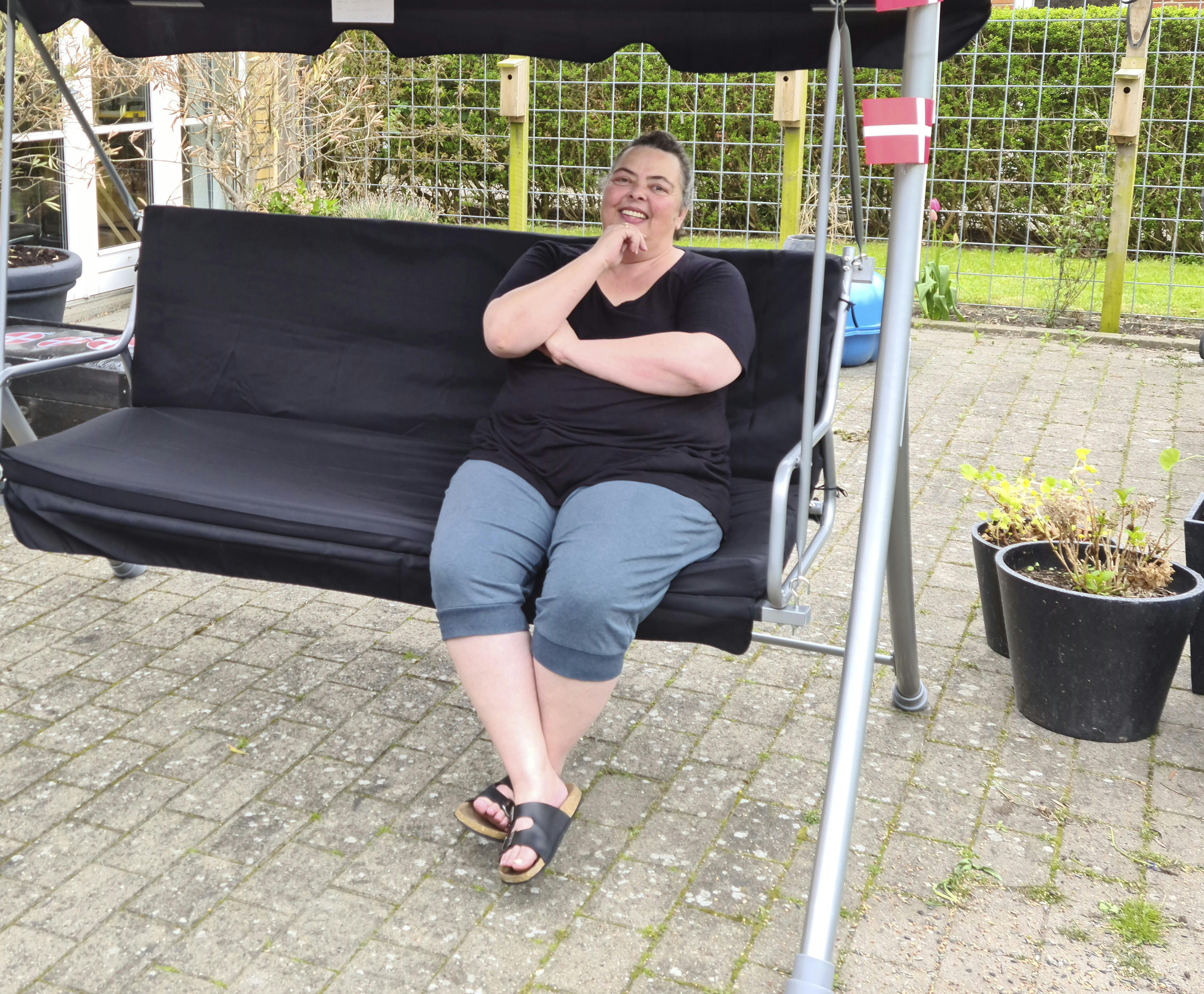 Mette Galatius har tabet 36 kilo, og de 26 er tabt med Boost-kuren. Her sidder Mette i en hængesofa, før hun tabte sig. 