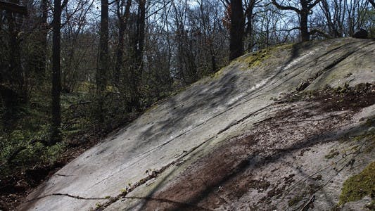 Oldtidens kvinder kurede sig frugtbare på såkaldte skridebaner på Bornholms klipper 