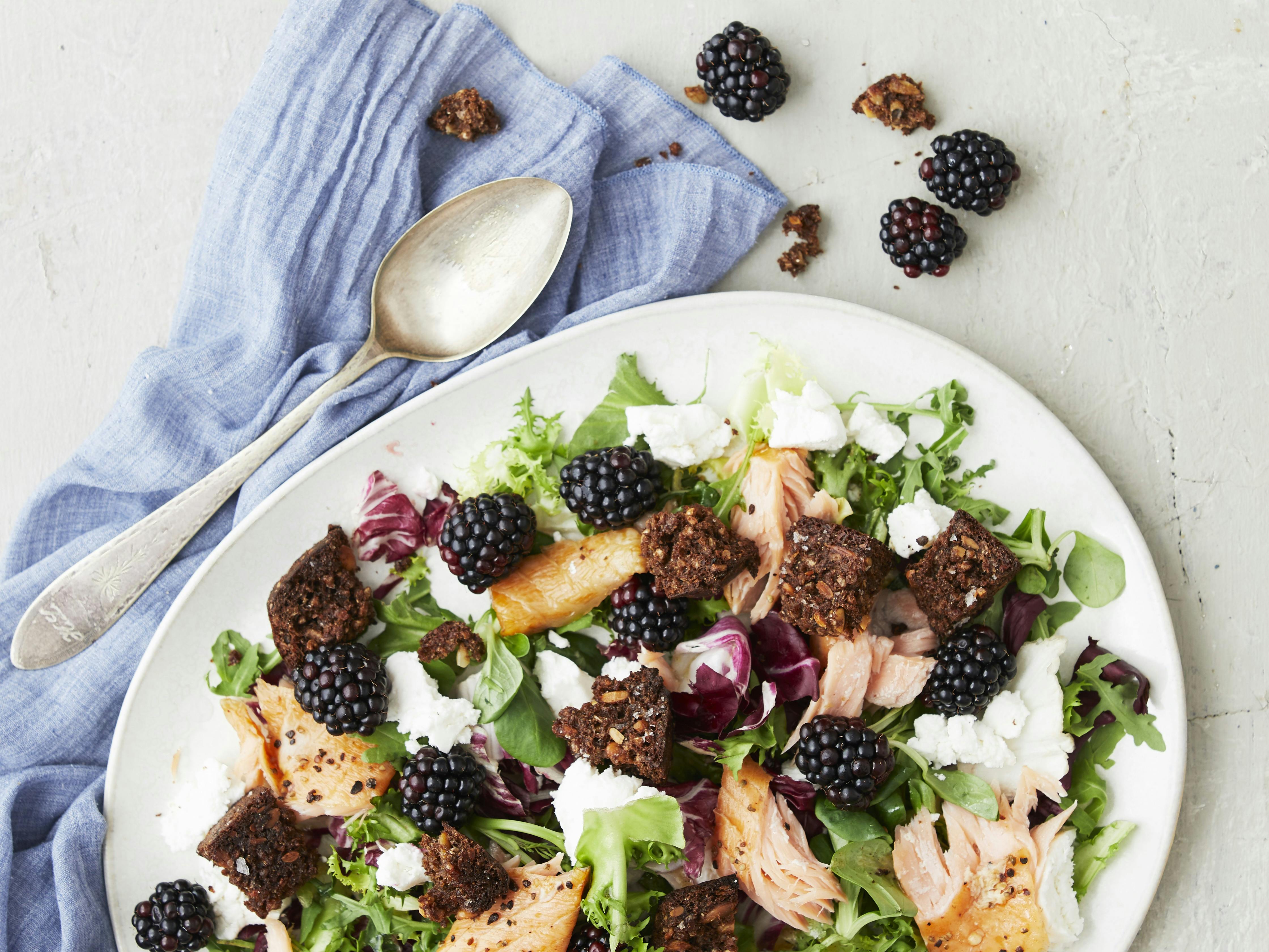 Salat med laks og brombær