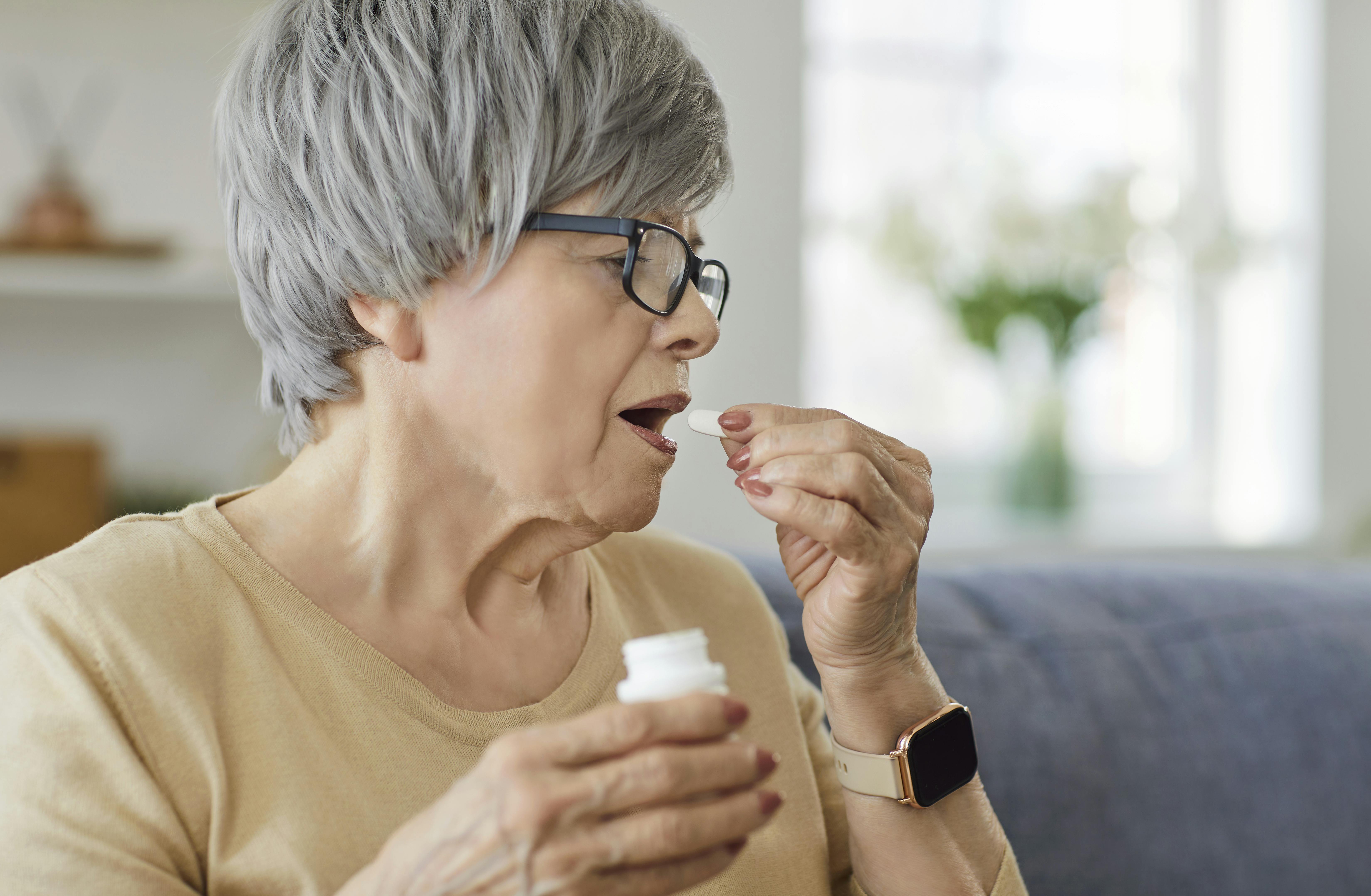 Kosttilskuddet taurin bremser ikke aldring: Ældre kvinde tager pille