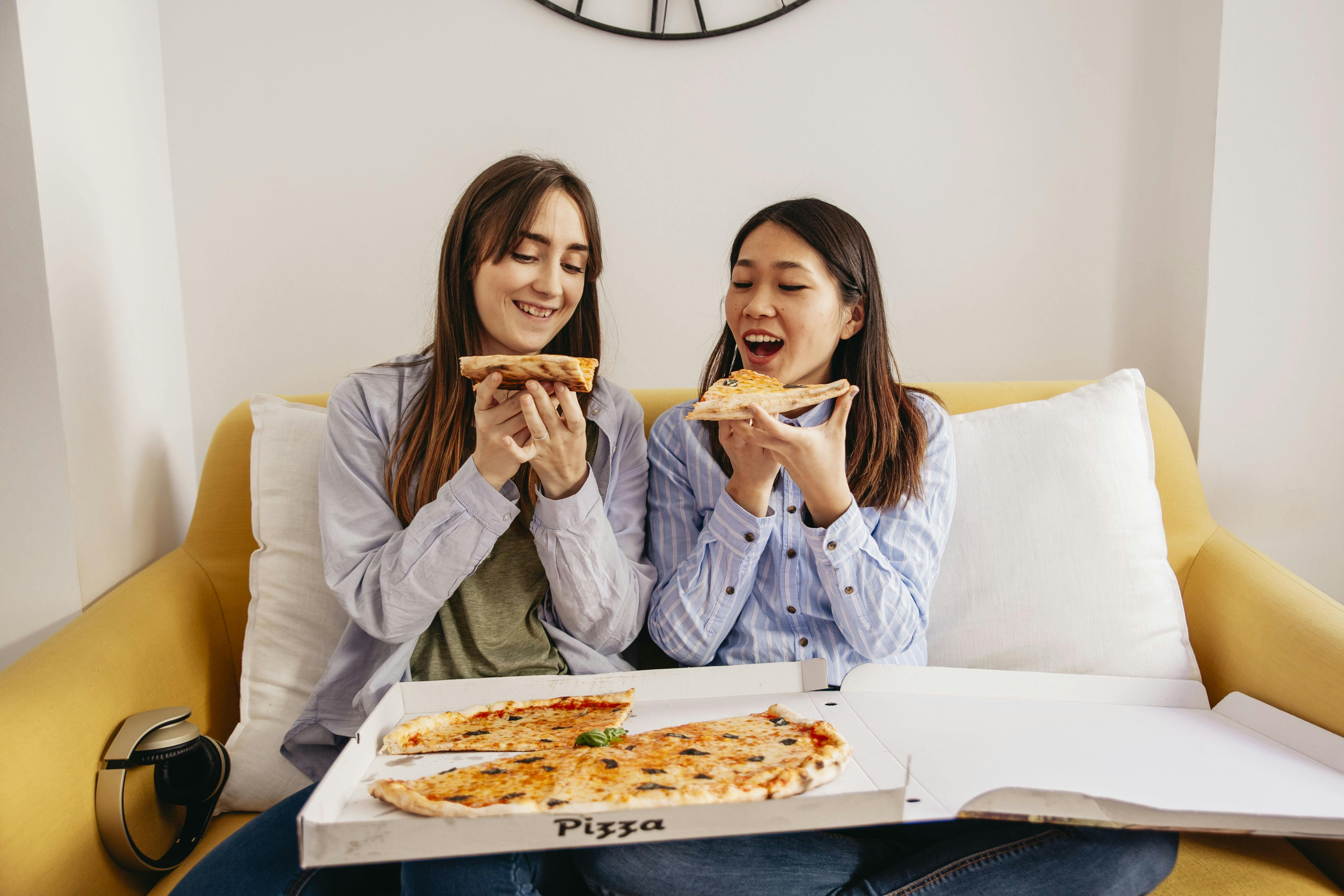 To kvinder spiser pizza