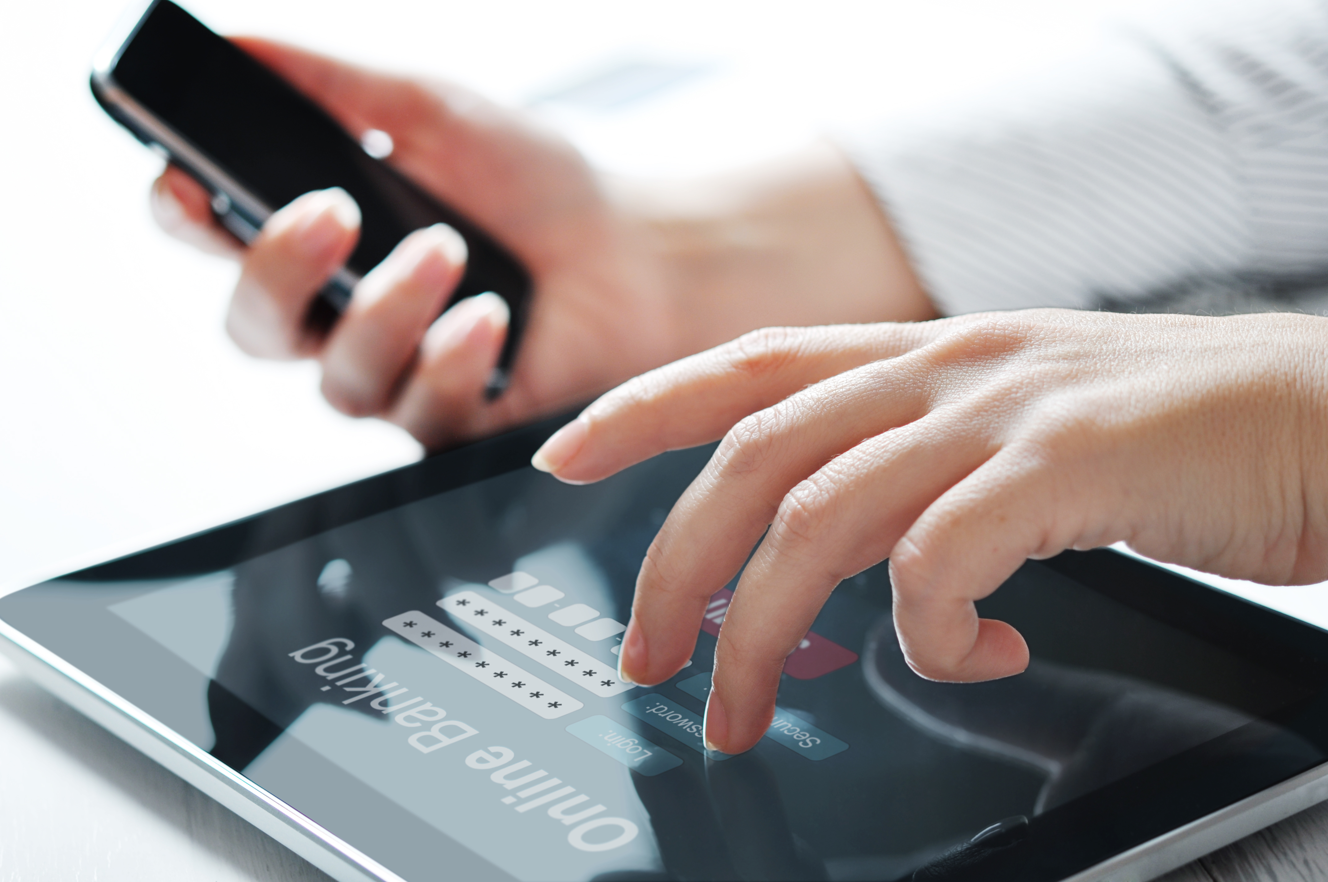 Kvinde med telefon og tablet