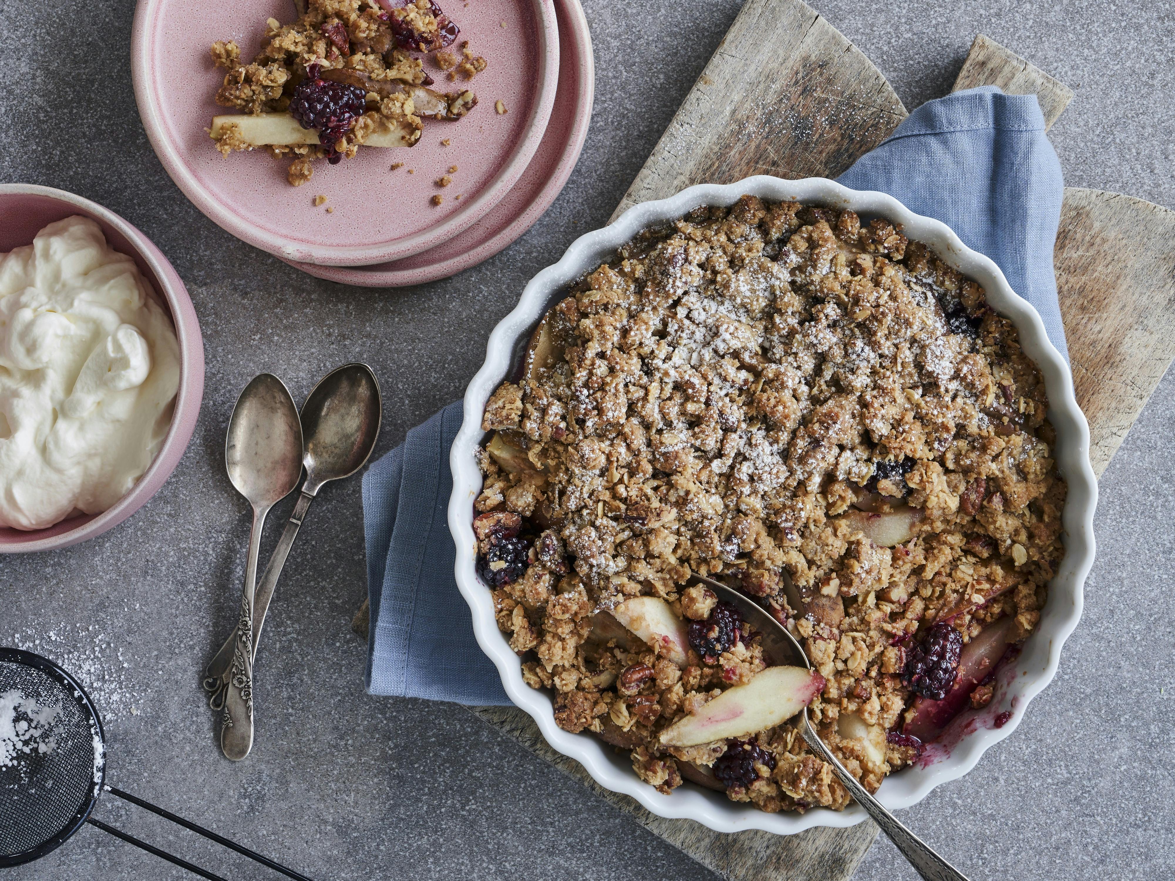 Skøn pærecrumble med brombær