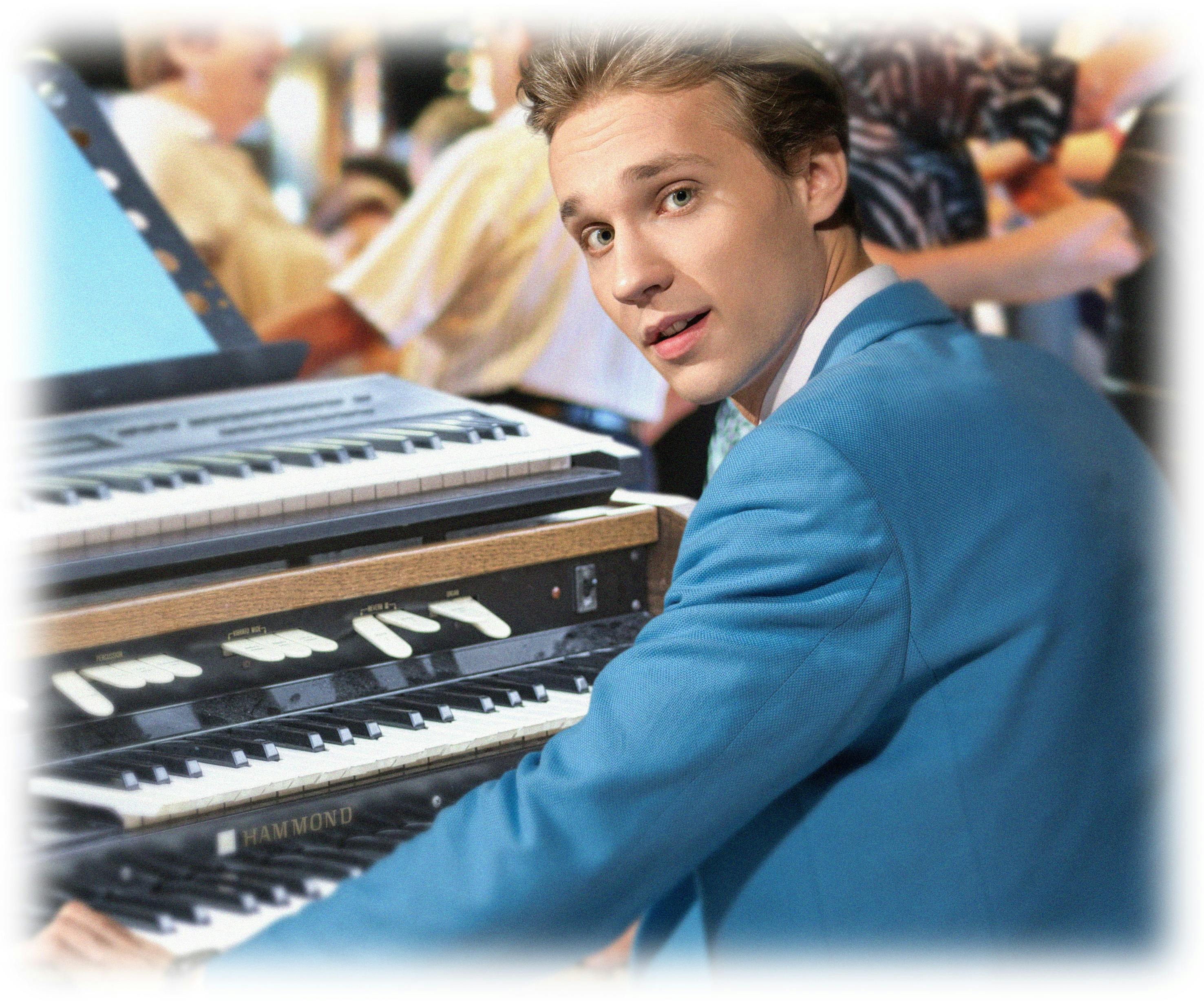 https://imgix.udeoghjemme.dk/2025-09-24/39-2025-Mit-liv-som-festmusiker-%281%29.jpg
