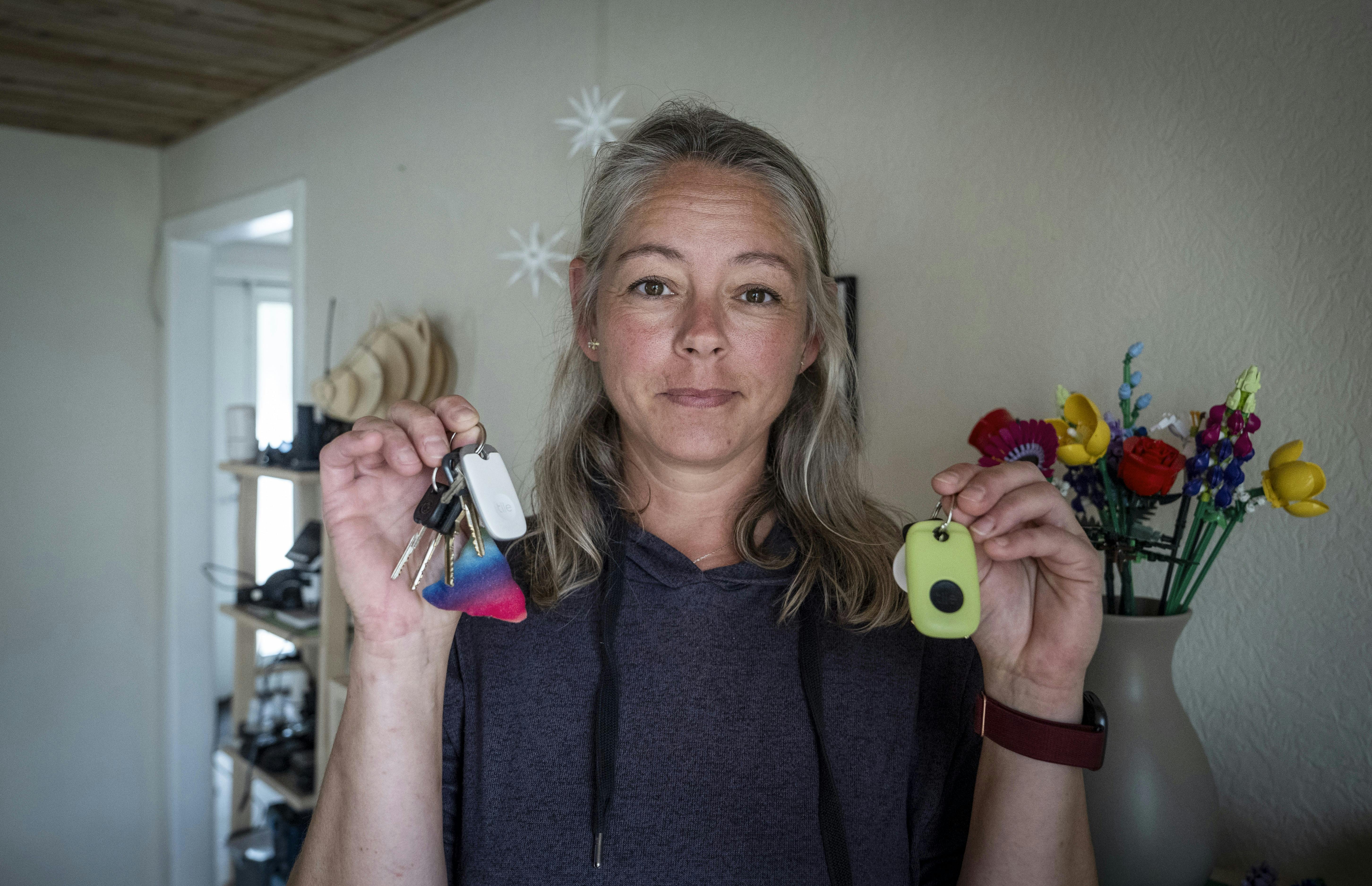 Bendte har fået en tracker i sine nøgler, så hun bedre kan finde dem.