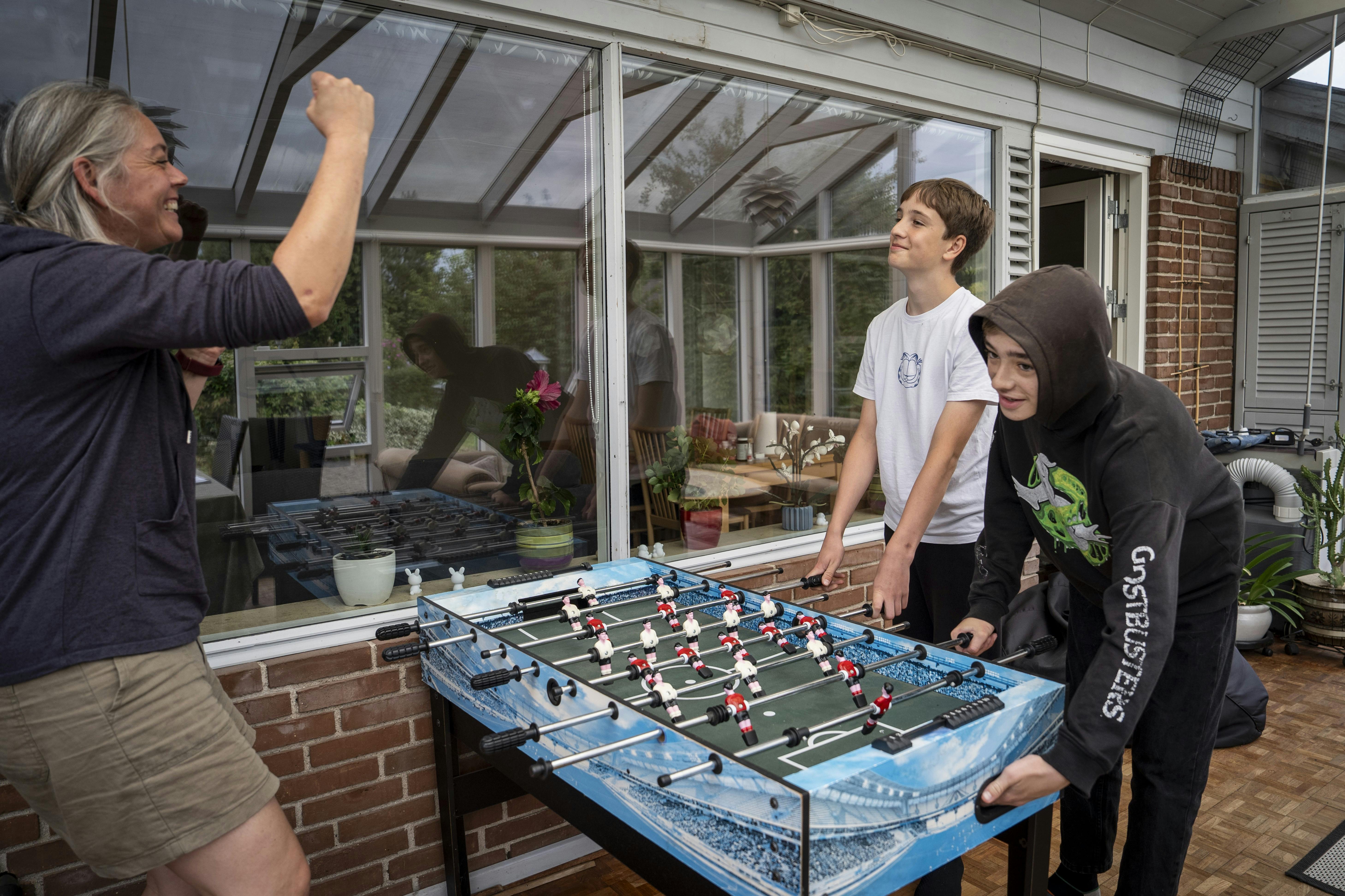 Bendte Madsen spiller bordfodbold med sine børn.