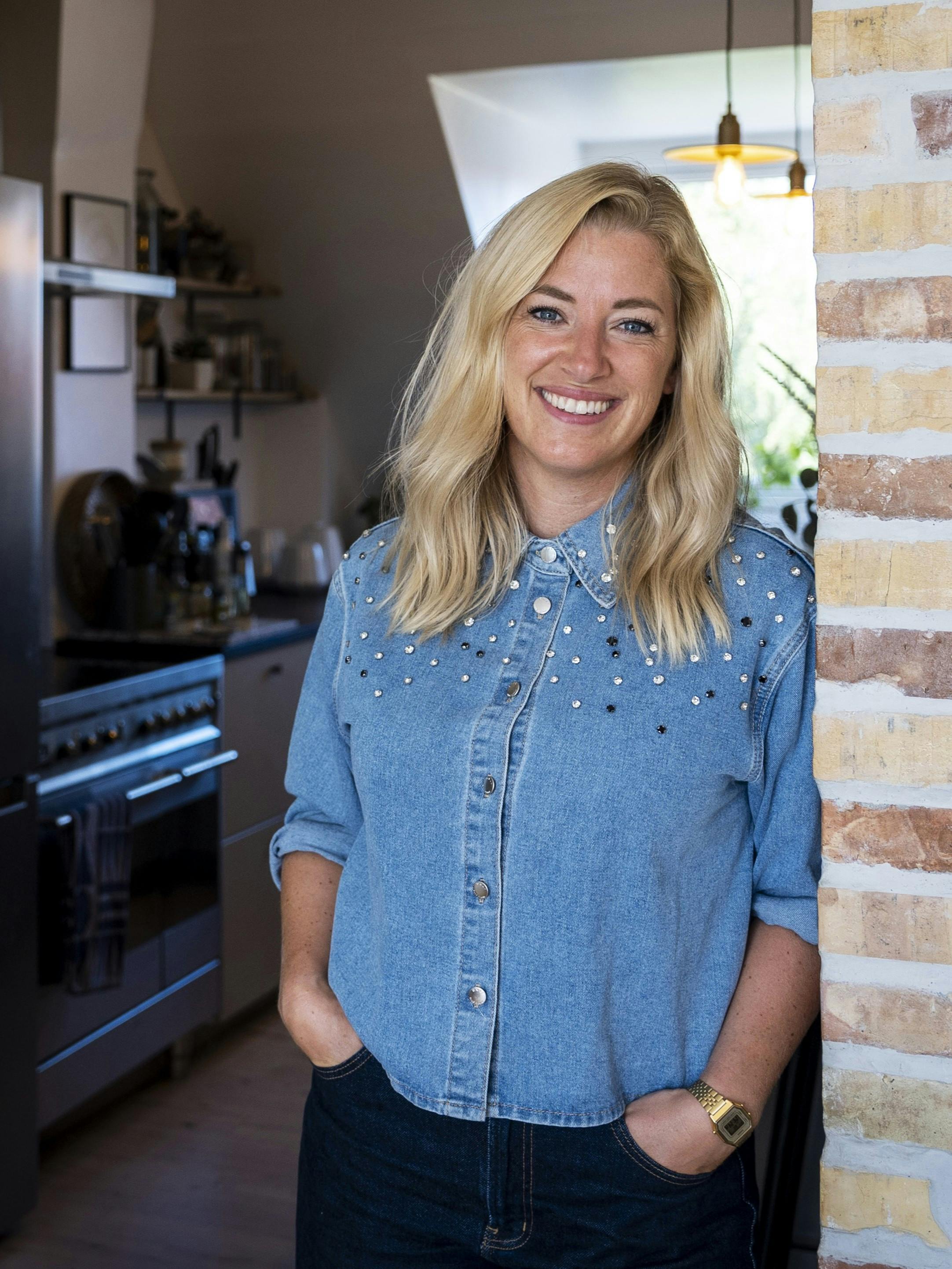 I dag fylder smil og glæde en stor del af Dorthes hverdag. Hun elsker at hilse på både børn og deres forældre, når hun møder dem i det lokale supermarked i Kastrup.